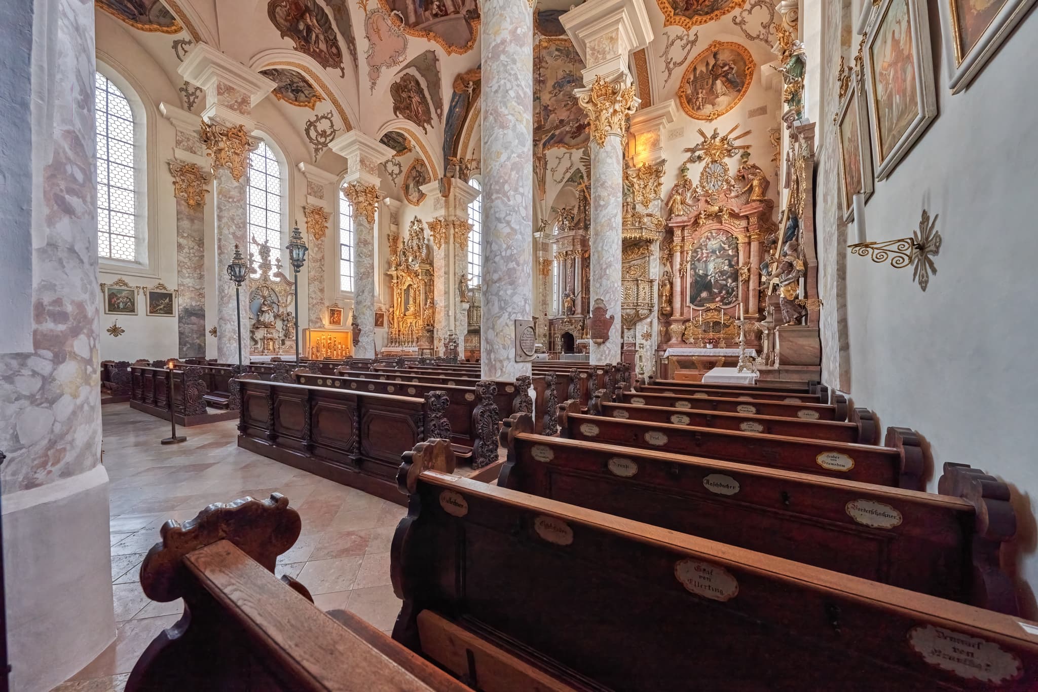 Kirche Mariä Himmelfahrt, Feichten, Altötting, Inn-Salzach - Prächtige Innenansicht der Kirche Mariä Himmelfahrt in Feichten, Altötting, Oberbayern, Inn-Salzach. Zeigt detailreiche barocke Architektur, Säulen und Altäre.