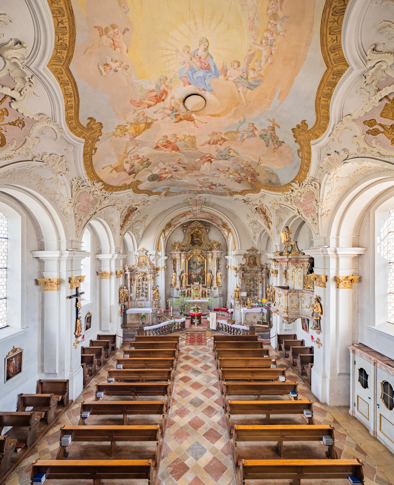 Kirche Mariä Himmelfahrt Margarethenberg, Hirten, Oberbayern - Innenansicht der Pfarrkirche Margarethenberg in Hirten, Burgkirchen, Altötting, Oberbayern. Barocke Kirche der Inn-Salzach Region, Altäre, Fresken, Holzbänken.