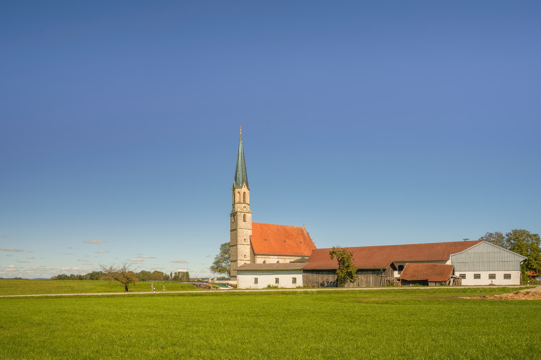 Kirche Mariä Himmelfahrt, Pietenberg, Mühldorf am Inn - Kirche Mariä Himmelfahrt, Pietenberg, Kraiburg. Ländliche Szenerie mit grünen Wiesen. Inn-Salzach Region, Landkreis Mühldorf am Inn, Oberbayern, Deutschland.