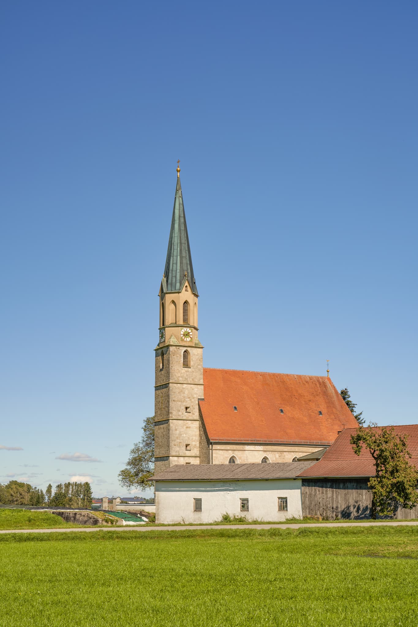 Kirche Mariä Himmelfahrt, Pietenberg, Mühldorf am Inn - Kirche Mariä Himmelfahrt, Pietenberg, Kraiburg, Mühldorf am Inn, Oberbayern, Inn-Salzach, Deutschland. Bauwerk in ländlicher Umgebung.