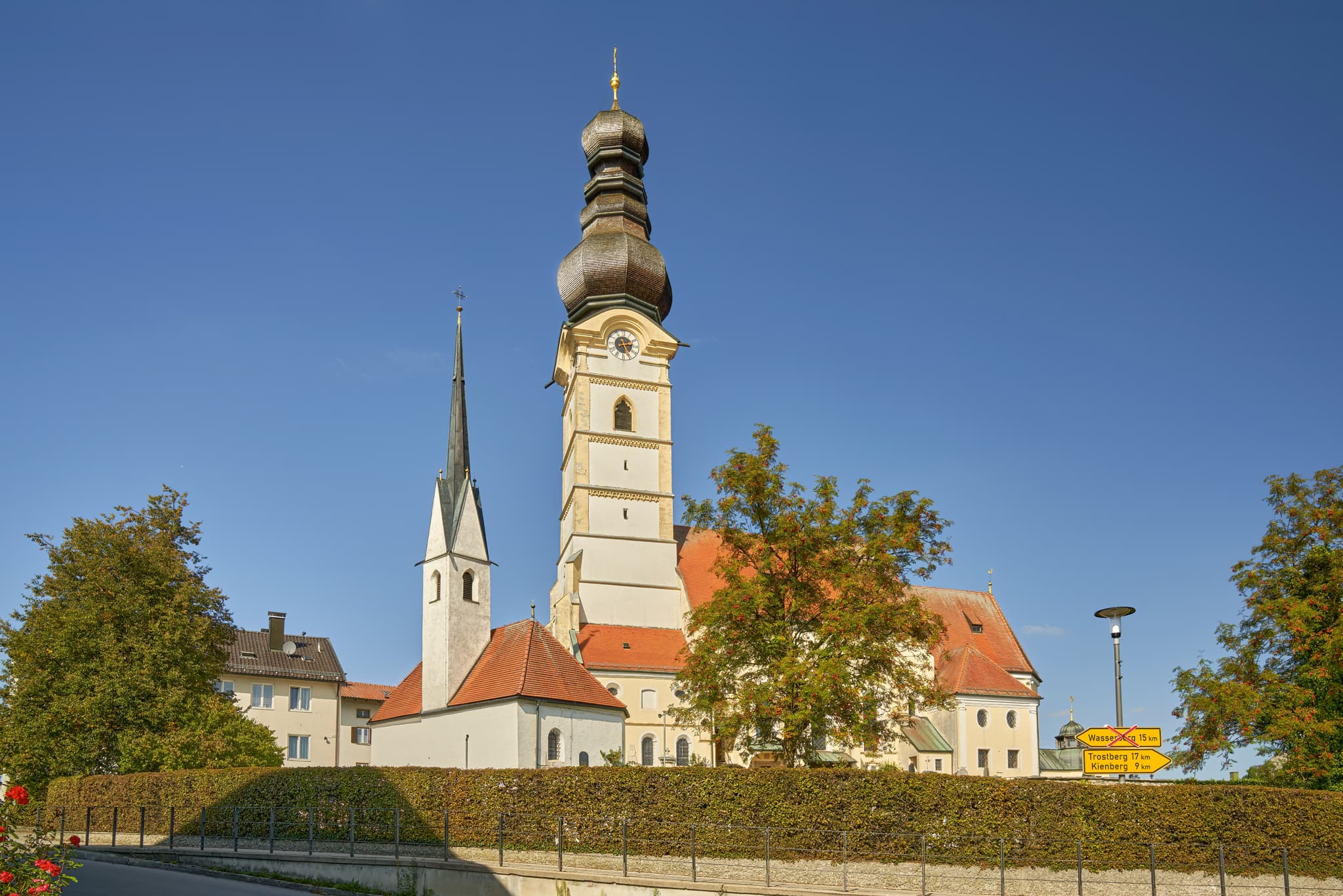 Kirche Mariä Himmelfahrt, Schnaitsee, Traunstein Obb. - Pfarrkirche Mariä Himmelfahrt in Schnaitsee, Landkreis Traunstein, Oberbayern, Deutschland,  Chiemgau. Ihr Zwiebelturm prägt die Ortsansicht.