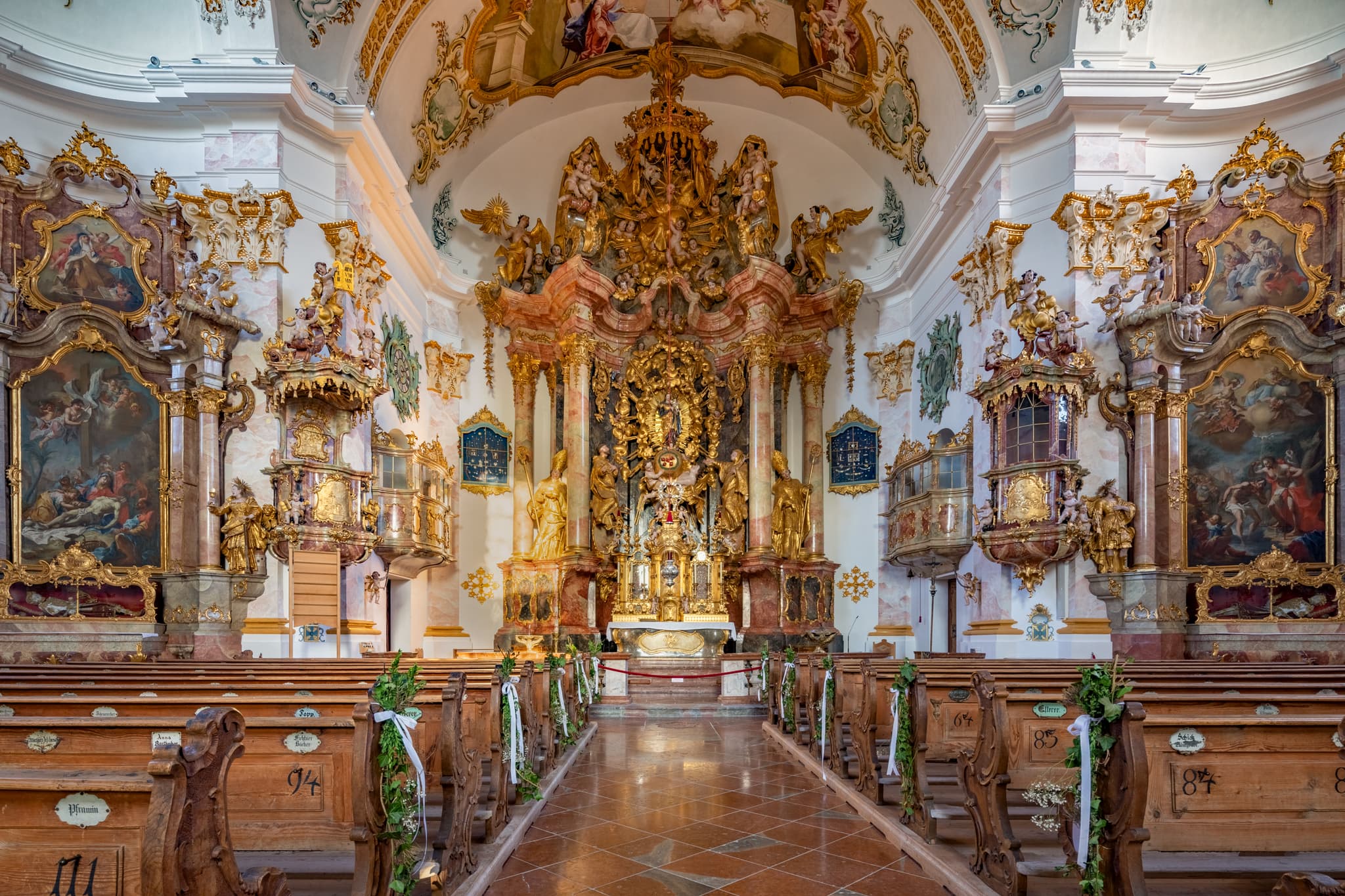 Kirche Marienberg Innen in Burghausen, Altötting, Oberbayern - Prächtiger barocker Kircheninnenraum von Marienberg Innen in Burghausen. Zeigt Altar, Kanzel und Kirchenbänke. Landkreis Altötting, Oberbayern.
