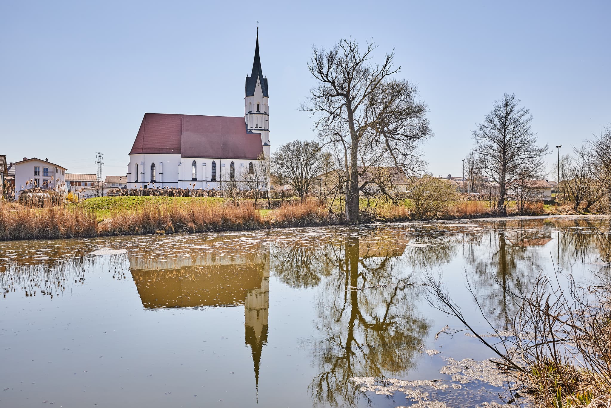 Kirche mt Rott, Unterdietfurt, Rottal-Inn, Niederbayern - Die Kirche spiegelt sich in der Rott, Unterdietfurt, Landkreis Rottal-Inn, Niederbayern, Holzland, Deutschland.