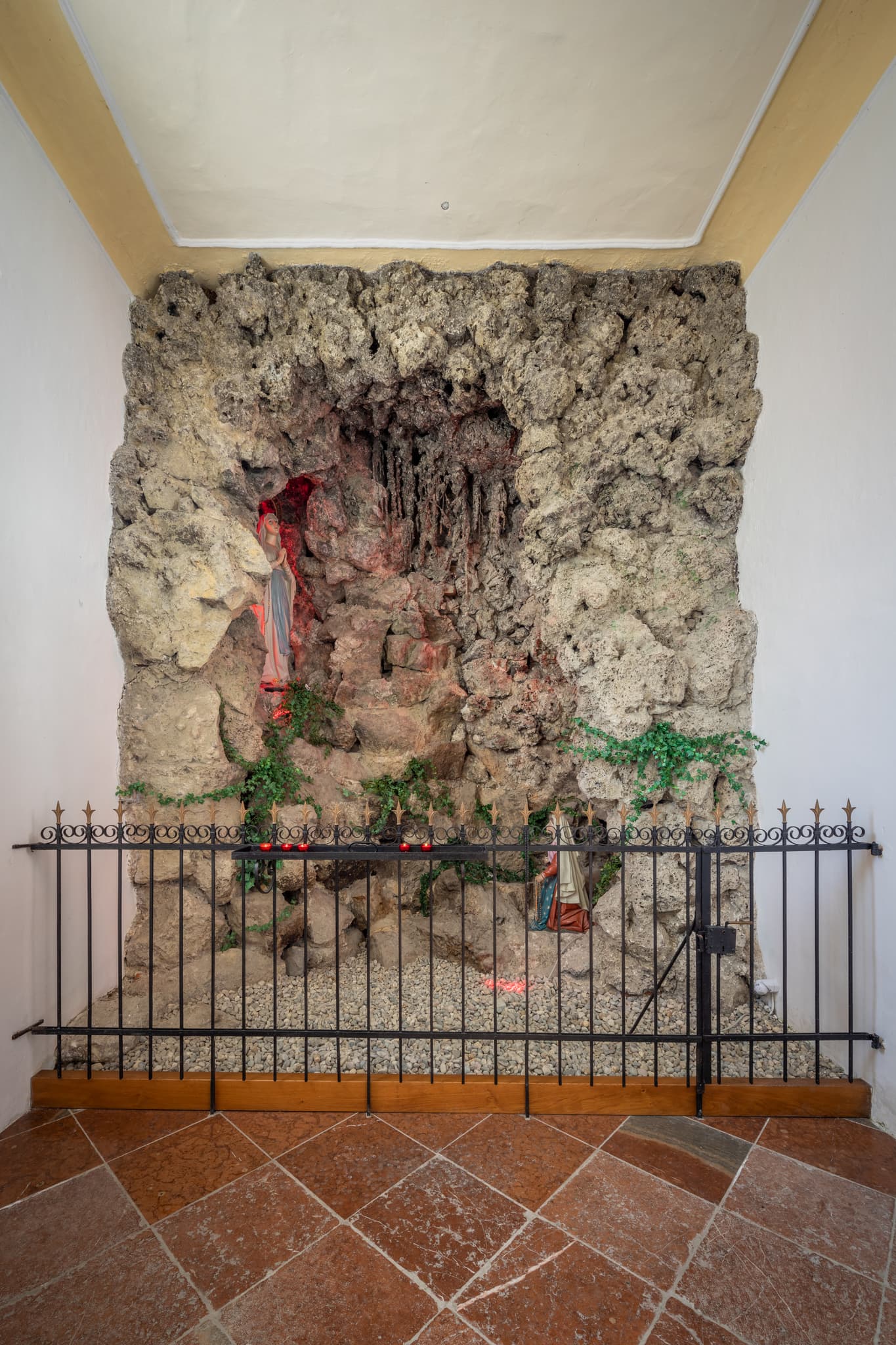 Kirche Ort in Unterdietfurt, Rottal-Inn, Niederbayern - Grotte mit Marienstatue und Figuren in Kirche Ort, Unterdietfurt. Gelegen im Landkreis Rottal-Inn, Niederbayern, Deutschland, Region Holzland.