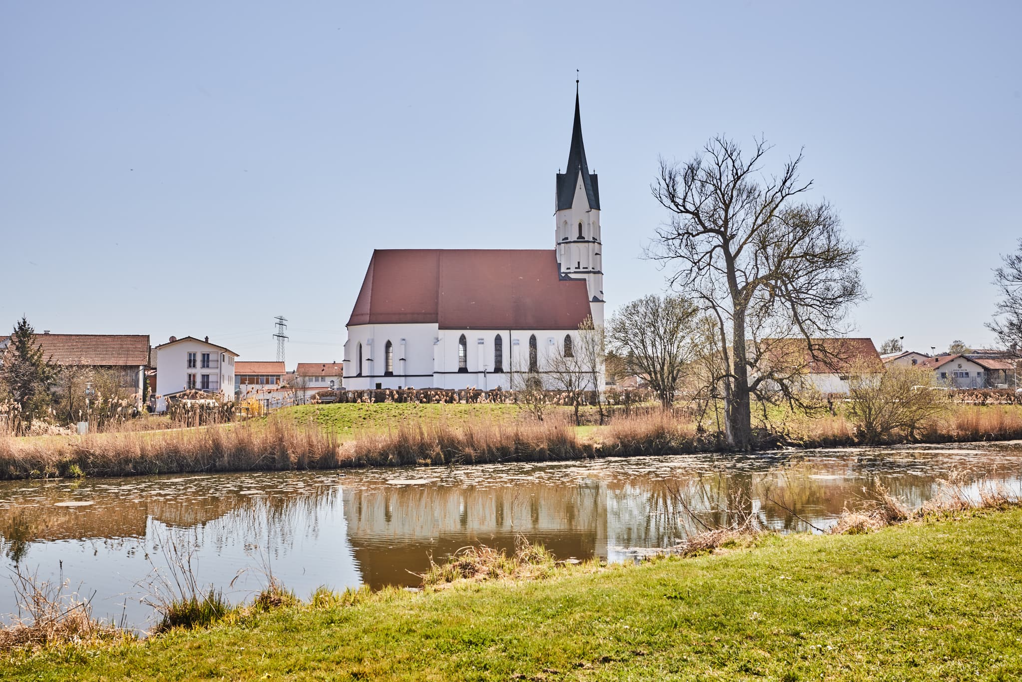 Kirche Ort Rott, Unterdietfurt, Rottal-Inn, Niederbayern - Stattliche Kirche mit hohem Turm, Spiegelung im Gewässer, Unterdietfurt, Landkreis Rottal-Inn, Niederbayern. Ländliche Landschaft im Holzland, Deutschland.