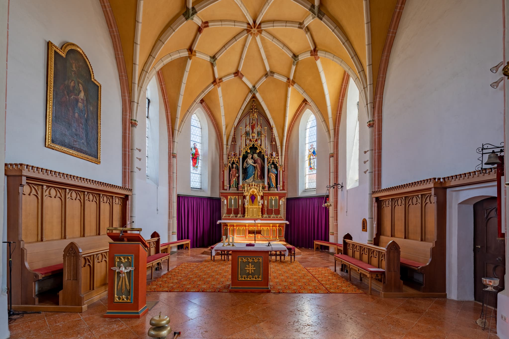 Kirche Ort, Unterdietfurt, Rottal-Inn, Niederbayern - Die Kirche in Unterdietfurt, Gemeinde im Landkreis Rottal-Inn, Niederbayern, Deutschland. Ansicht des Altarraums mit religiöser Kunst in der Region Holzland.