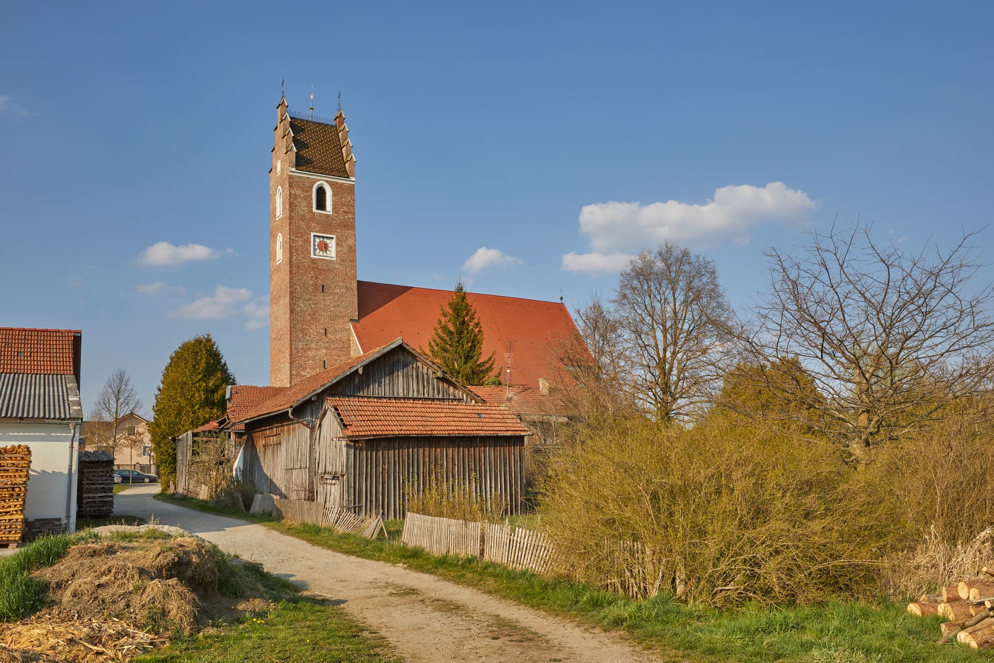 Kirche Rückseite, Oberdietfurt, Rottal-Inn, Niederbayern - Kirche in Oberdietfurt, Landkreis Rottal-Inn, Niederbayern, Holzland, Bayern, Deutschland. Das Bild zeigt die Rückseite der Kirche mit angrenzenden Gebäuden.