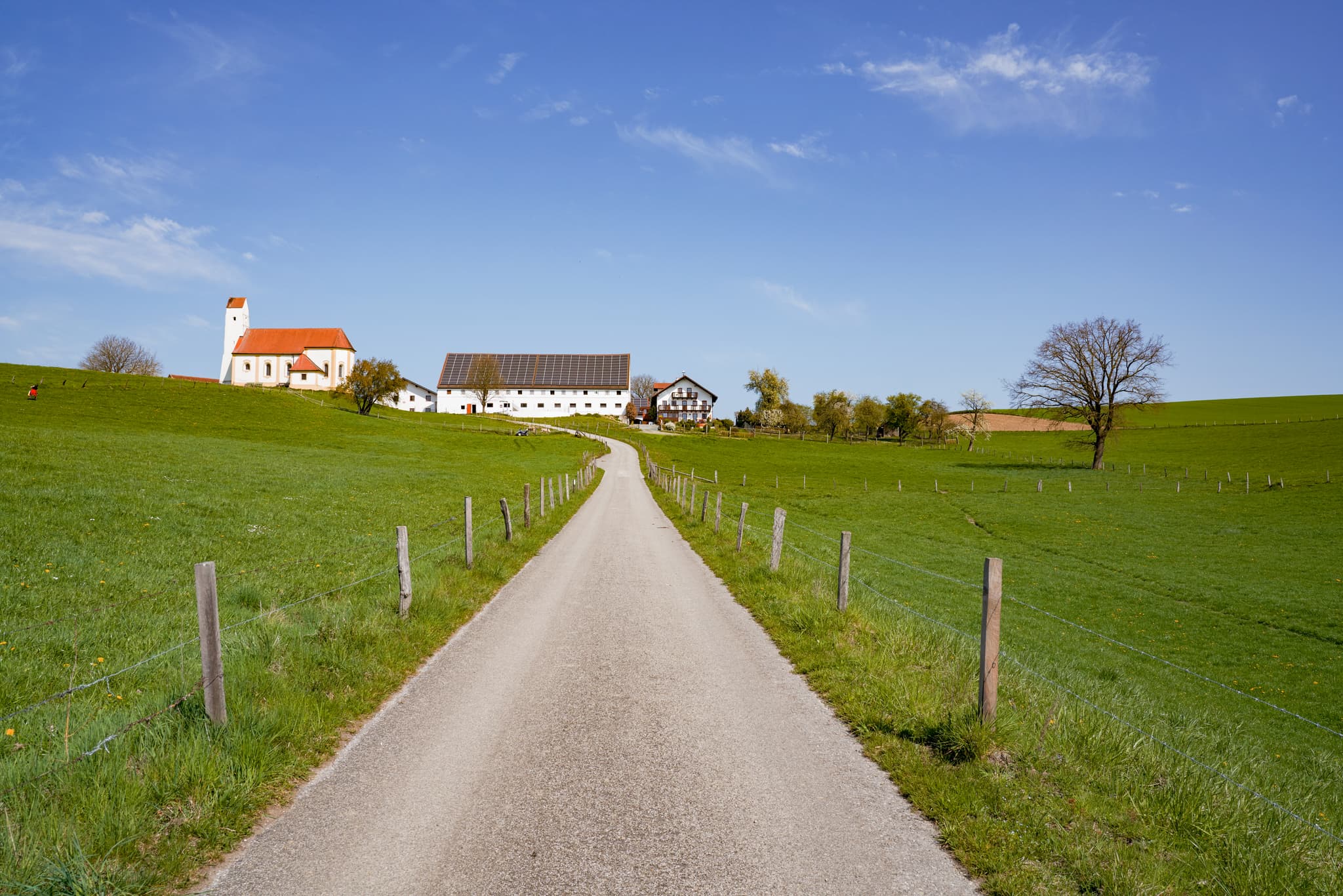 Kirche Sankt Pankratius, Mettenheim, Mühldorf am Inn - Idyllische Kirche Sankt Pankratius in Mettenheim, Mühldorf am Inn, Oberbayern, Region Inn-Salzach, Deutschland. Landschaftsbild mit Feldweg und Weitblick.