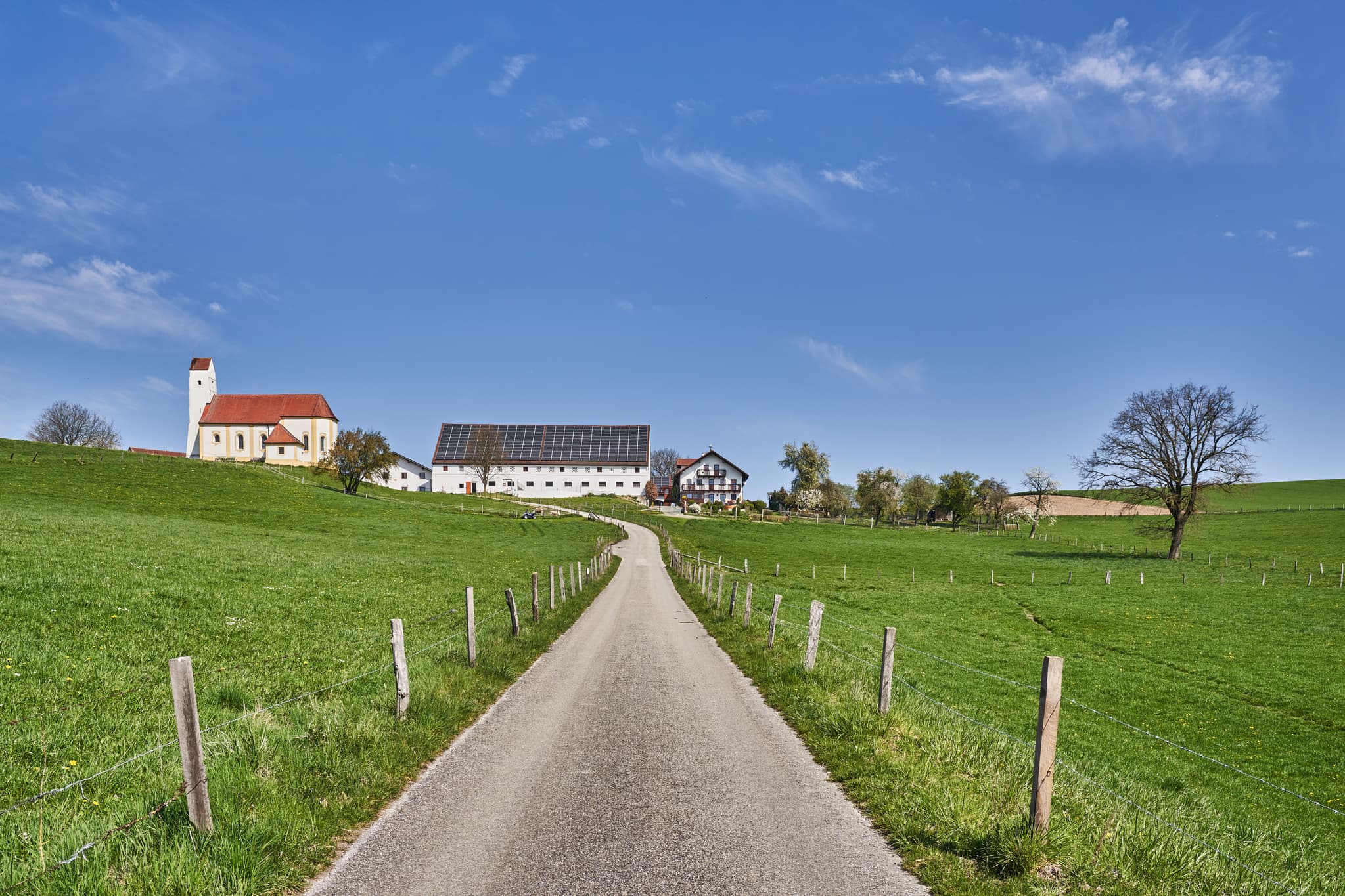 Kirche Sankt Pankratius, Mettenheim, Mühldorf am Inn - Idyllische Kirche Sankt Pankratius in Mettenheim, Mühldorf am Inn, Oberbayern, Region Inn-Salzach, Deutschland. Landschaftsbild mit Feldweg und Weitblick.