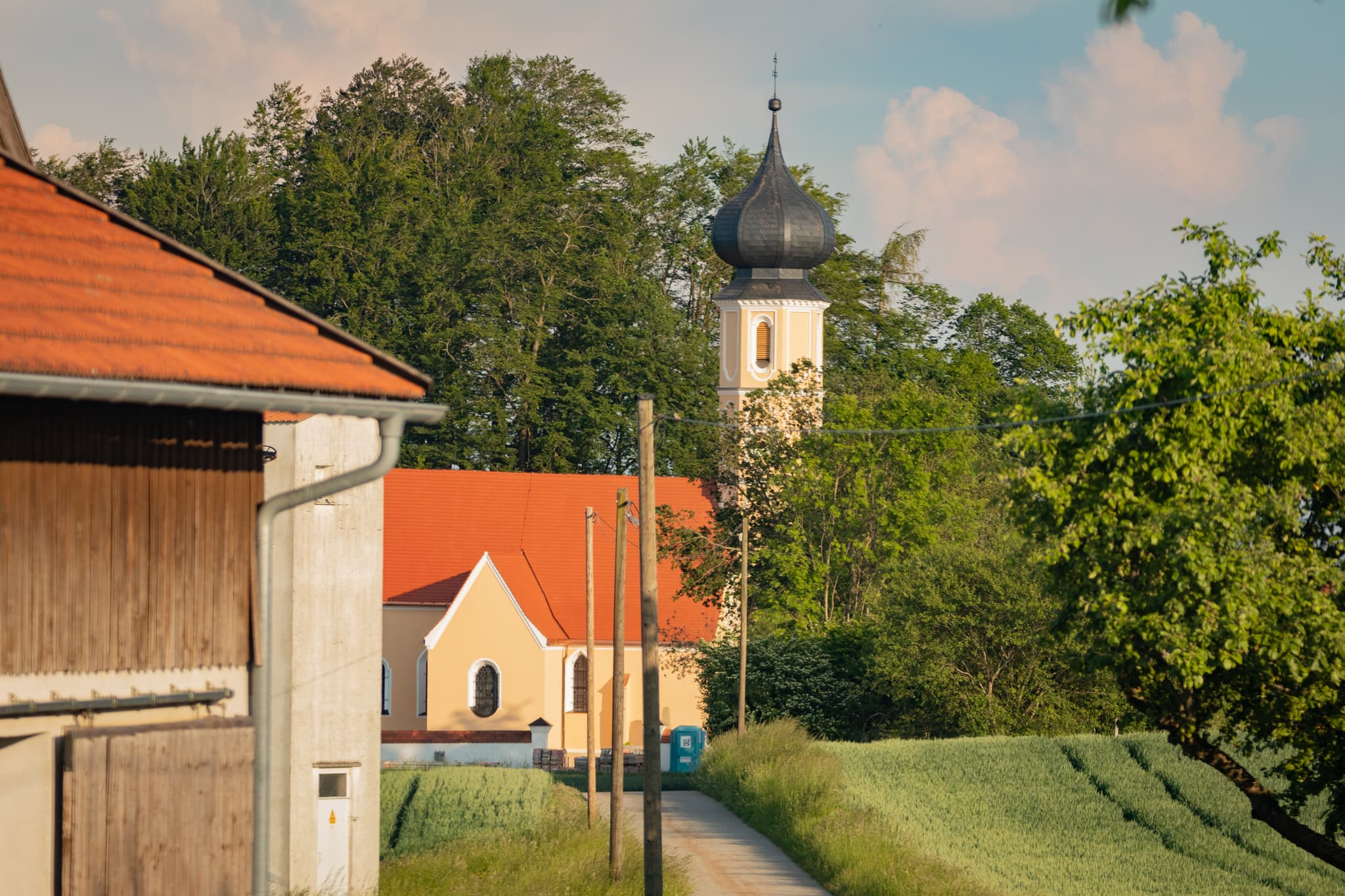 Kirche Sankt Sebastian, Leonberg, Altötting, Oberbayern - Kirche Sankt Sebastian in Leonberg, Marktl, Landkreis Altötting, Oberbayern. Region Inn-Salzach, umgeben von Feldern und Bäumen.