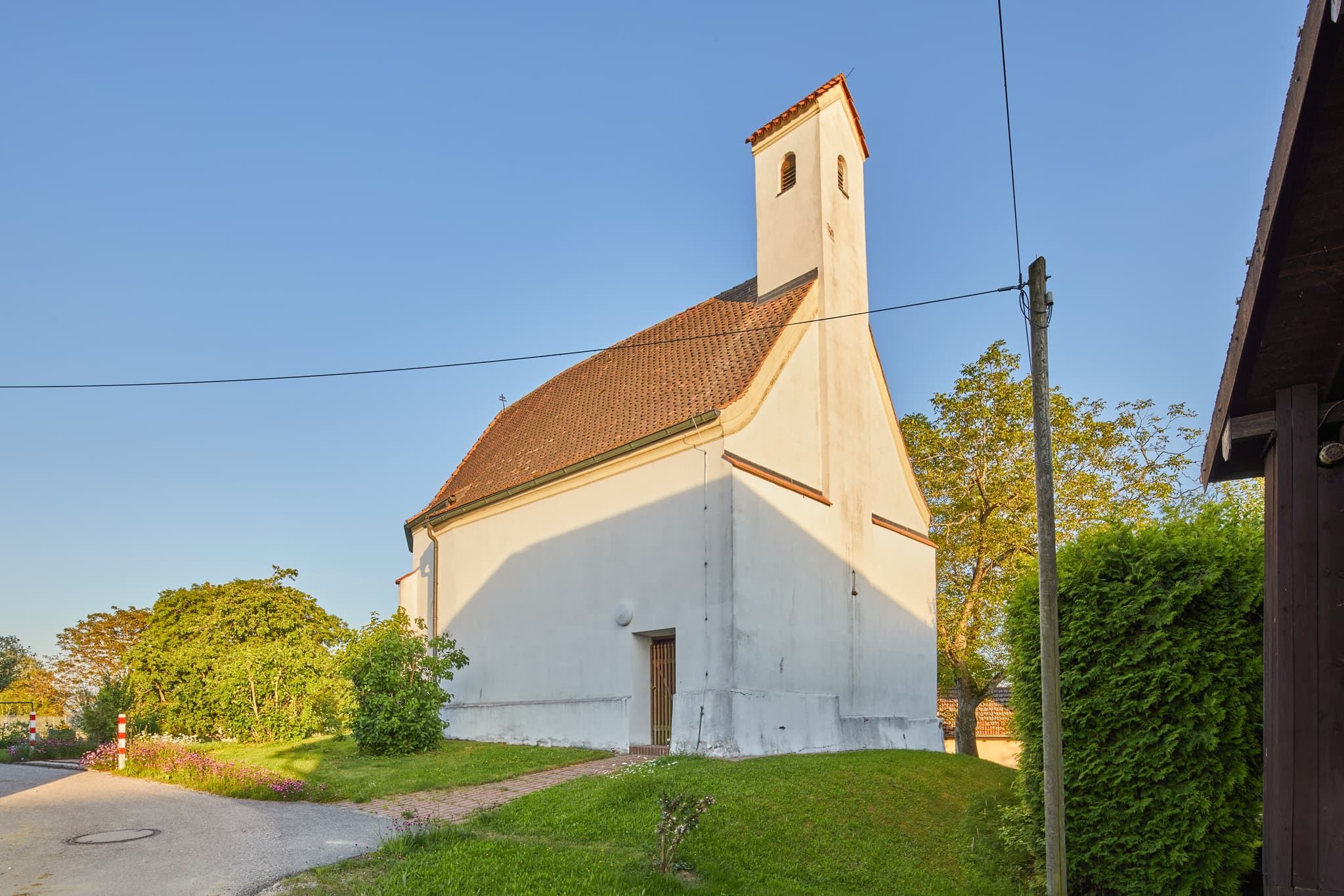 Kirche Sankt Ulrich, Haunertsholzen, Mühldorf, Oberbayern - Kirche Sankt Ulrich in Haunertsholzen, Niedertaufkirchen, Mühldorf am Inn, Oberbayern. Weiß verputztes Kirchlein mit Ziegeldach, typische ländliche Szene.