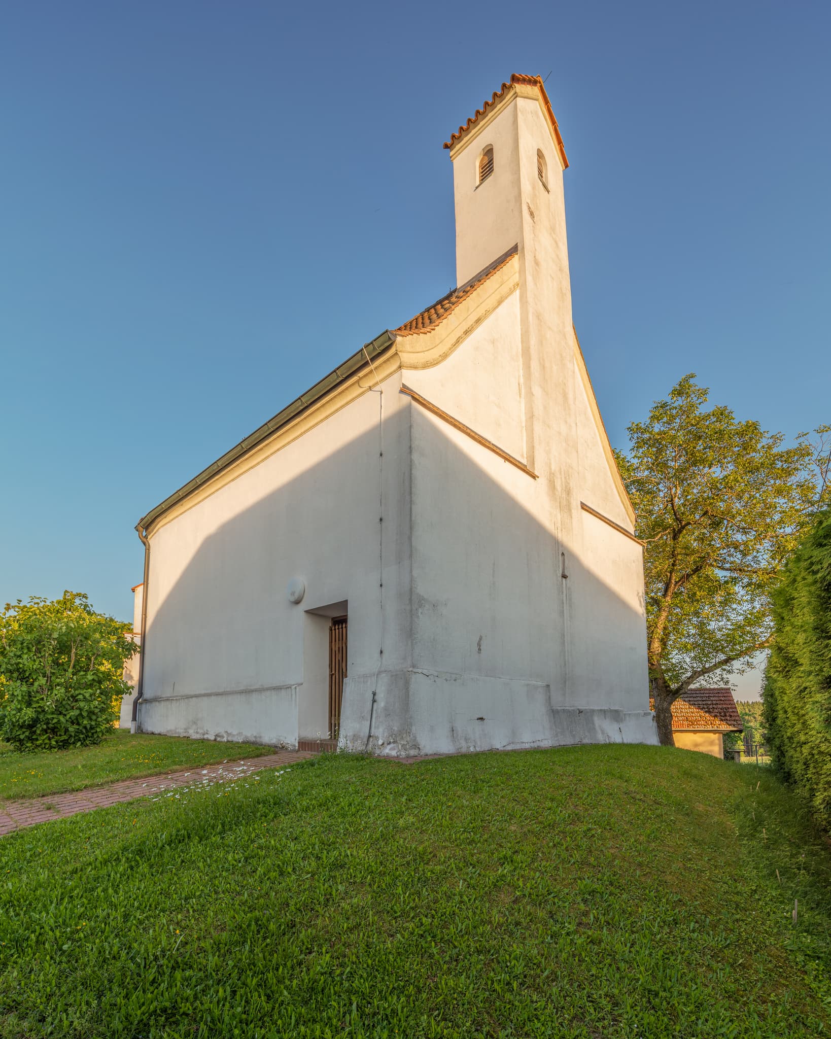 Kirche Sankt Ulrich, Haunertsholzen, Obb., Inn-Salzach - Die Kirche Sankt Ulrich in Haunertsholzen, Niedertaufkirchen, Mühldorf am Inn, Oberbayern, Deutschland. Motiv auf grüner Anhöhe, Inn-Salzach Region.