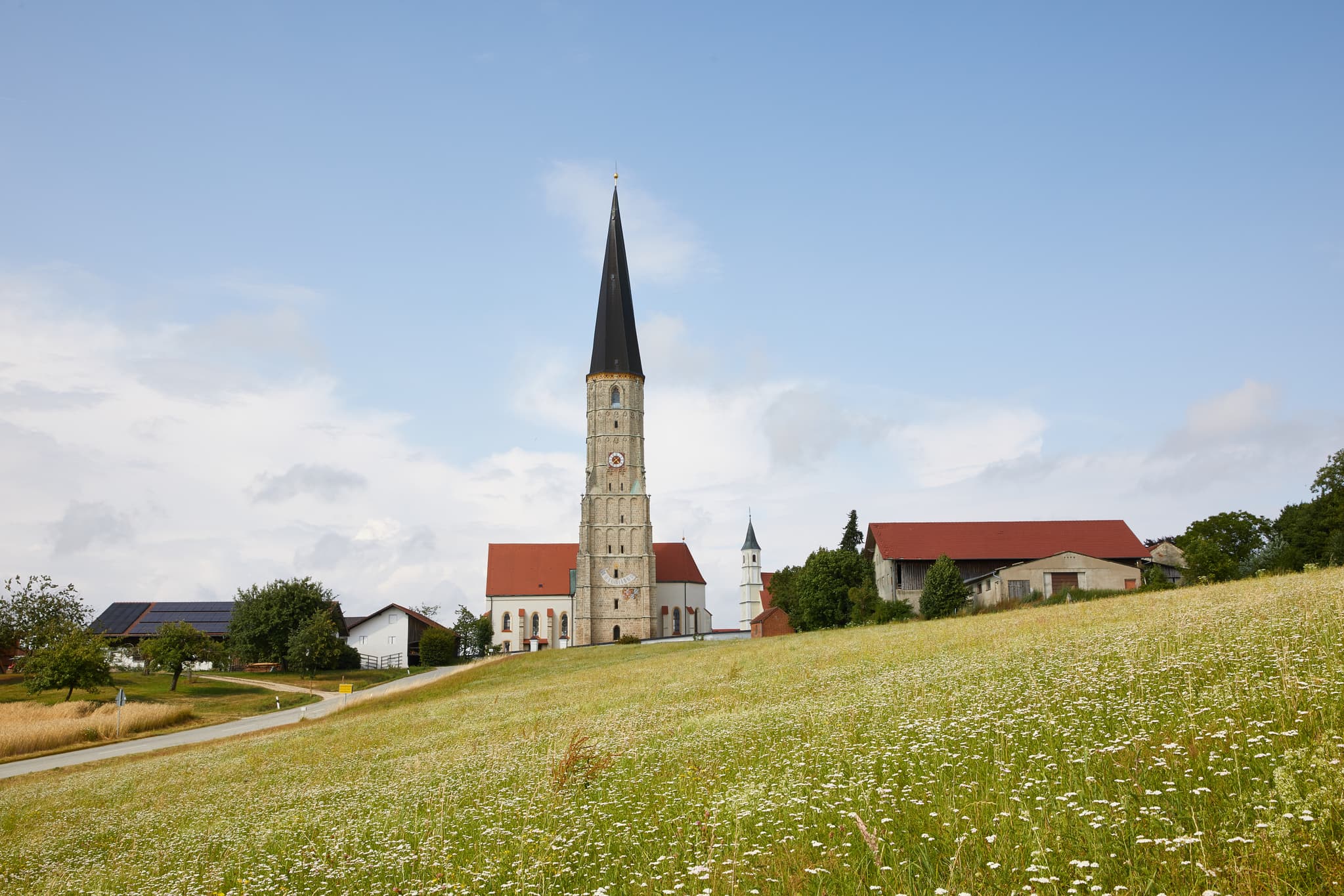 Kirche Schildthurn, Rottal-Inn, Niederbayern, Holzland - Kirche Schildthurn, Zeilarn, Rottal-Inn, Niederbayern. Ansicht mit Wiesen und Höfen im Holzland, Deutschland. Ländliche bayerische Idylle.