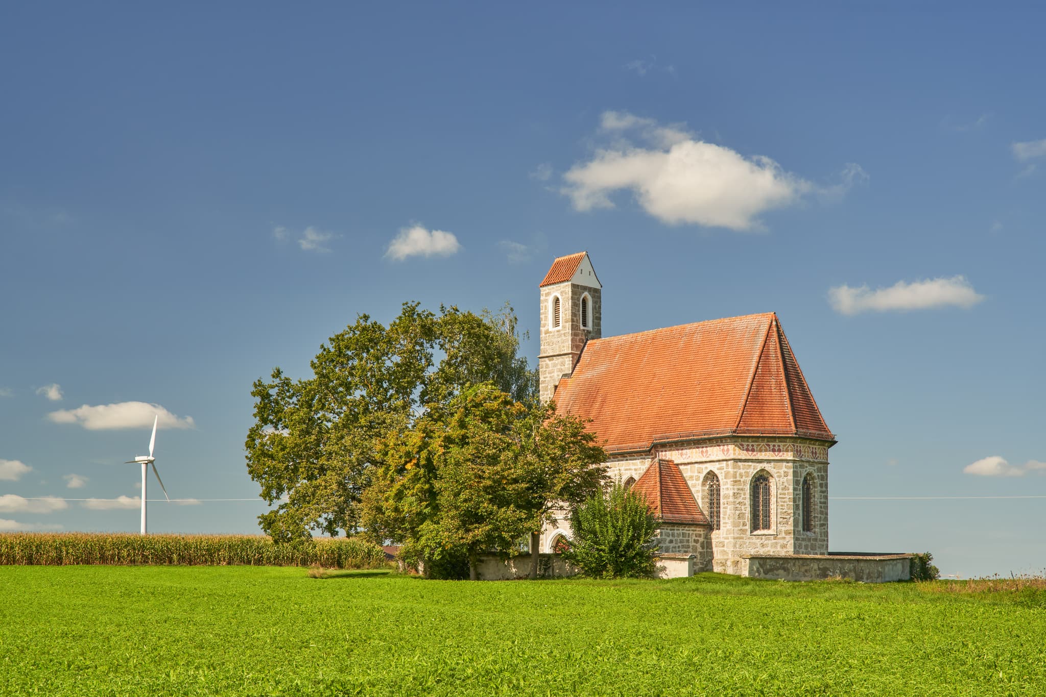 Kirche St. Alban, Peterskirchen, Tacherting, Traunstein - Kirche St. Alban, Peterskirchen, Tacherting, Landkreis Traunstein, Oberbayern. Motiv der Kirche umgeben von Feldern im Chiemgau, Deutschland.