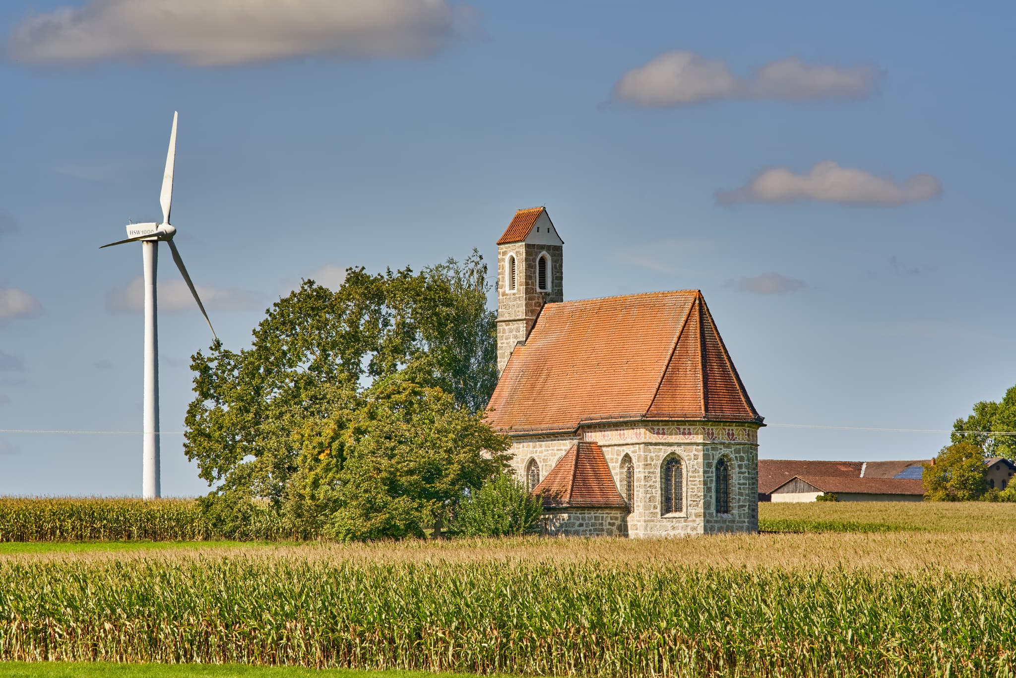 Kirche St. Alban, Peterskirchen, Tacherting, Traunstein - Kirche St. Alban, Peterskirchen, Tacherting, Landkreis Traunstein, Oberbayern. Motiv der Kirche umgeben von Feldern im Chiemgau, Deutschland.