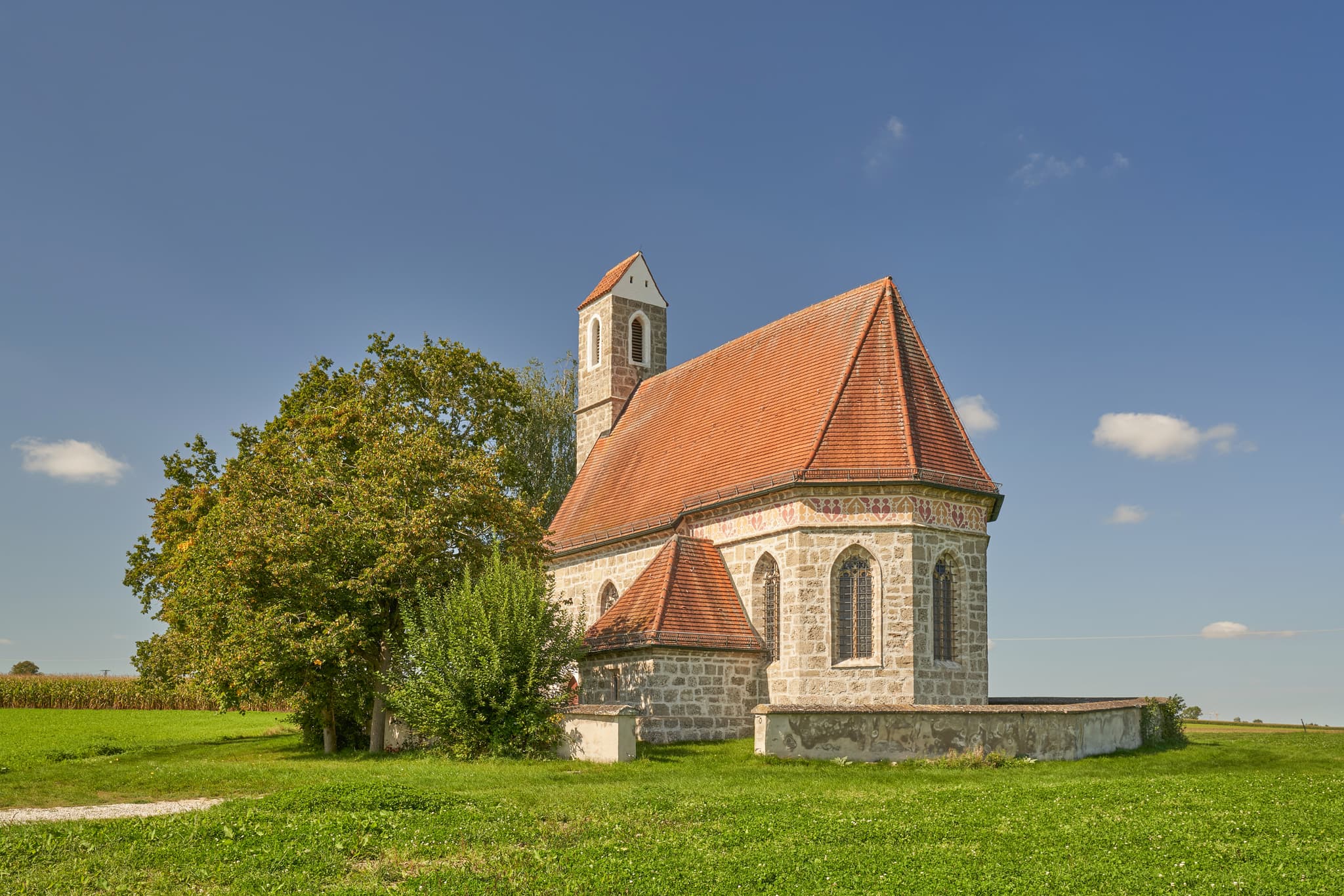 Kirche St. Alban, Peterskirchen, Tacherting, Traunstein - Kirche St. Alban, Peterskirchen, Tacherting, Landkreis Traunstein, Oberbayern. Motiv der Kirche umgeben von Feldern im Chiemgau, Deutschland.