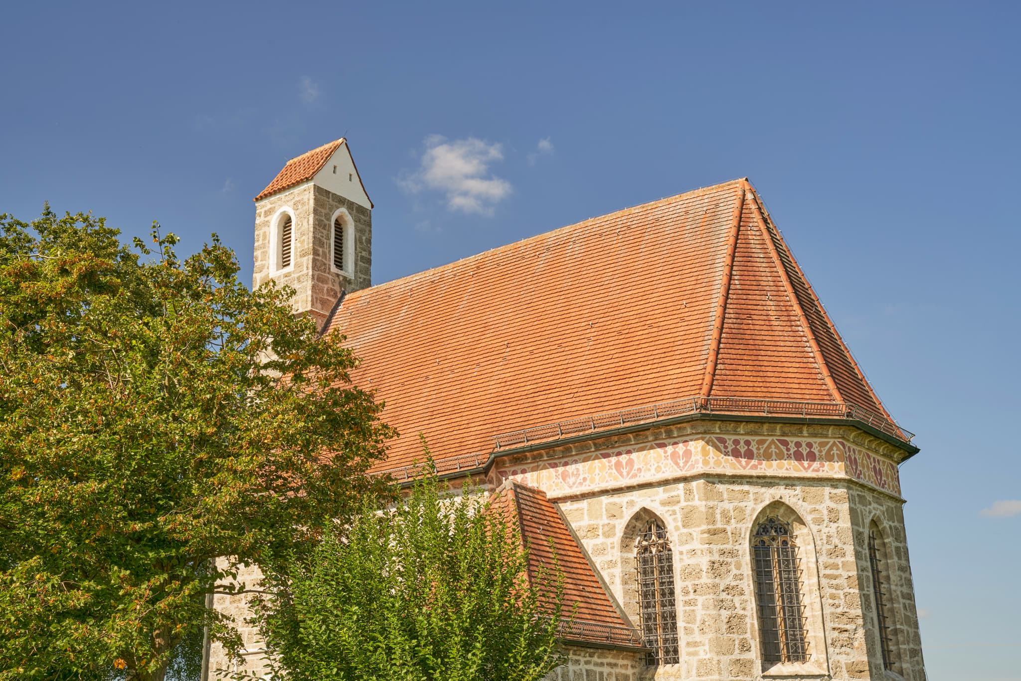 Kirche St. Alban, Peterskirchen, Tacherting, Traunstein - Kirche St. Alban, Peterskirchen, Tacherting, Landkreis Traunstein, Oberbayern. Motiv der Kirche umgeben von Feldern im Chiemgau, Deutschland.