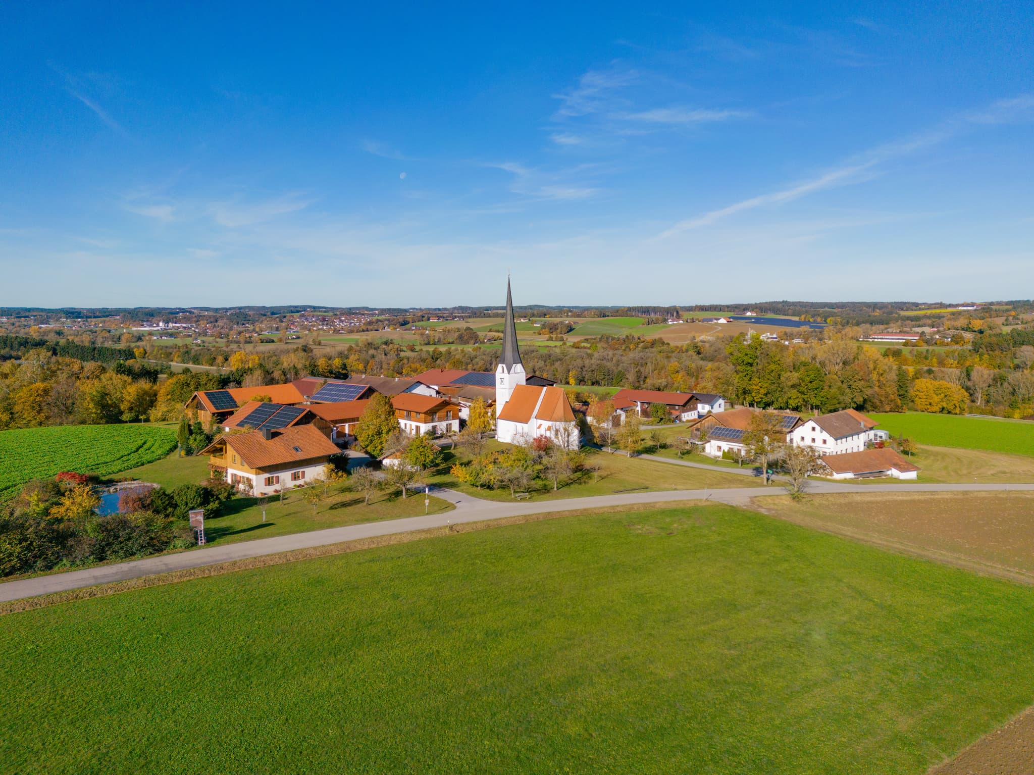 Kirche St. Jakobus, Rottenstuben, Rottal-Inn, Niederbayern - Landschaftsaufnahme von Rottenstuben bei Hebertsfelden mit der Kirche St. Jakobus im Holzland, Landkreis Rottal-Inn, Niederbayern, Deutschland.