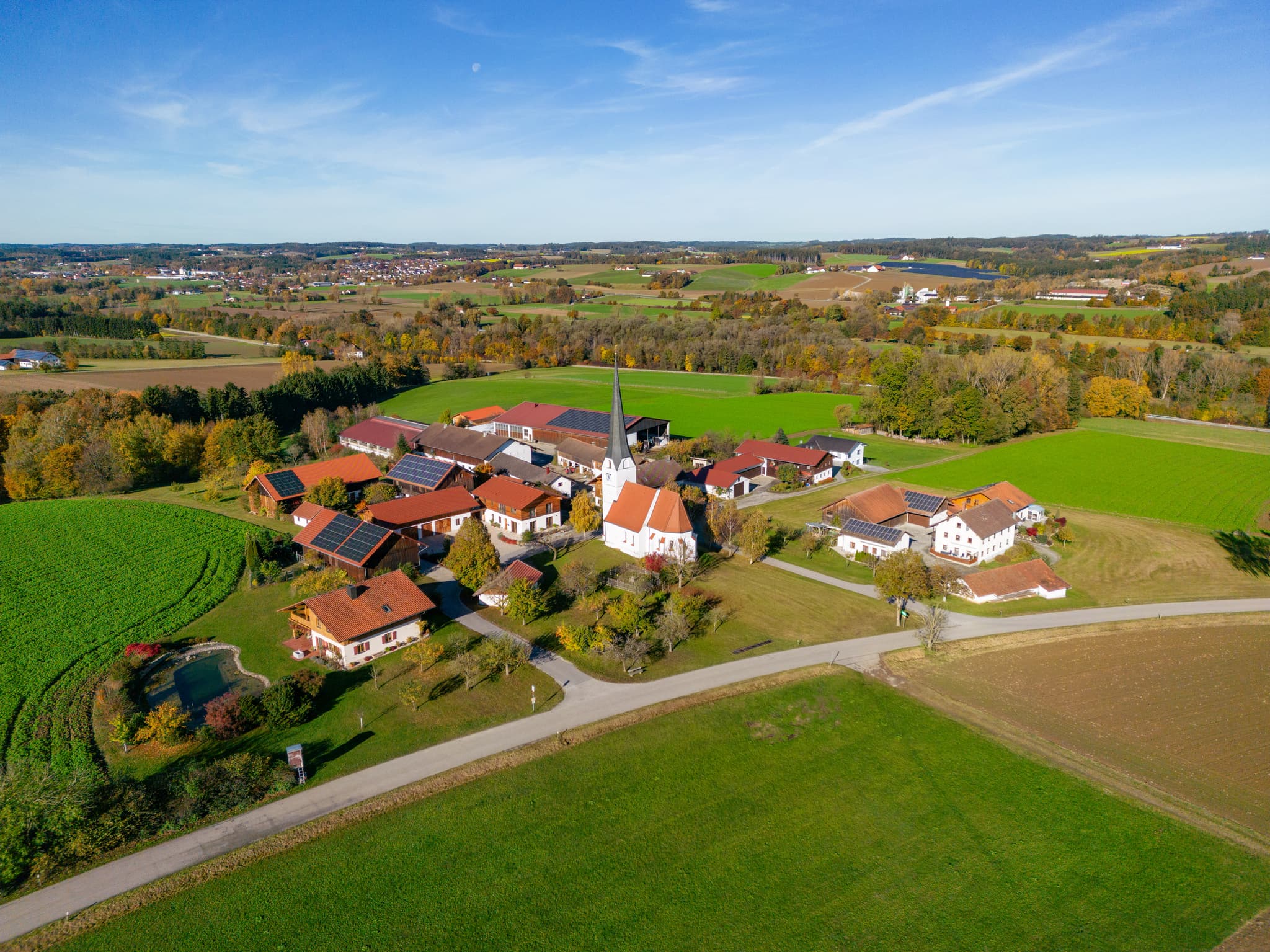 Kirche St. Jakobus, Rottenstuben, Rottal-Inn, Niederbayern - Landschaftsaufnahme von Rottenstuben bei Hebertsfelden mit der Kirche St. Jakobus im Holzland, Landkreis Rottal-Inn, Niederbayern, Deutschland.