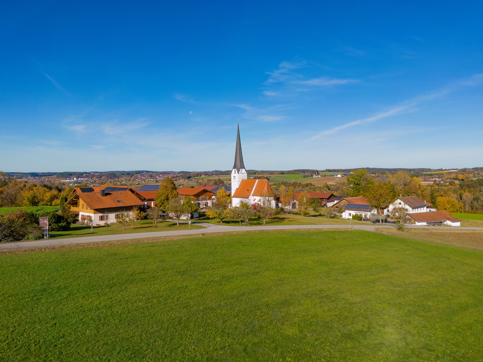 Kirche St. Jakobus, Rottenstuben, Rottal-Inn, Niederbayern - Landschaftsaufnahme von Rottenstuben bei Hebertsfelden mit der Kirche St. Jakobus im Holzland, Landkreis Rottal-Inn, Niederbayern, Deutschland.