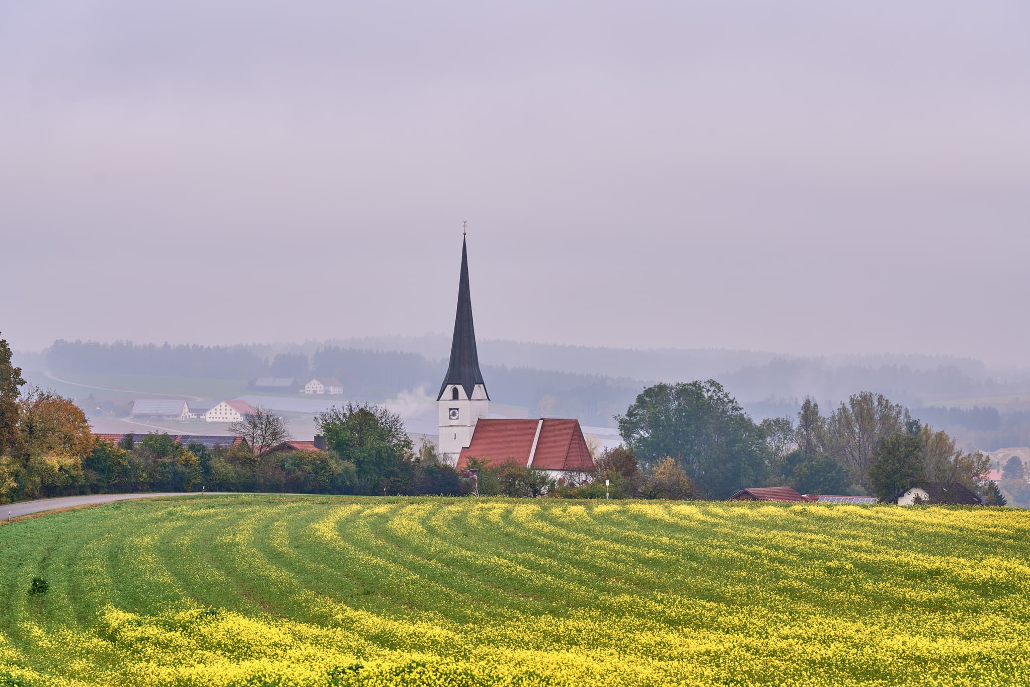 Kirche St. Jakobus, Rottenstuben, Rottal-Inn, Niederbayern - Landschaftsaufnahme von Rottenstuben bei Hebertsfelden mit der Kirche St. Jakobus im Holzland, Landkreis Rottal-Inn, Niederbayern, Deutschland.