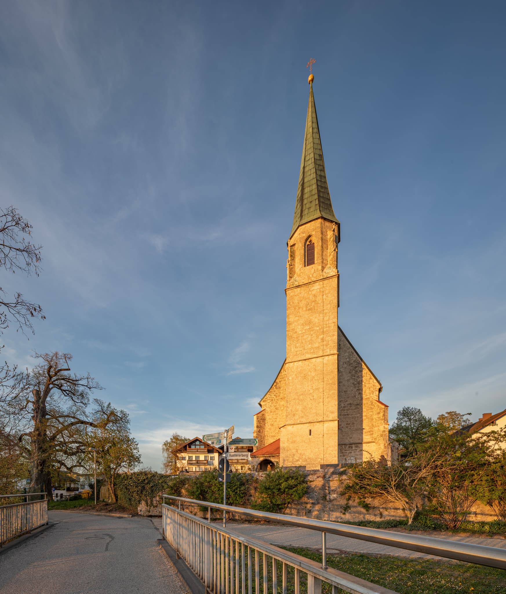 Kirche St. Johann Baptist in Burgkirchen a.d. Alz, Altötting - Die alte Pfarrkirche hl. Johannes der Täufer ist eine römisch-katholische Kirche in der Gemeinde Burgkirchen an der Alz im. Landkreis Altötting, Oberbayern.