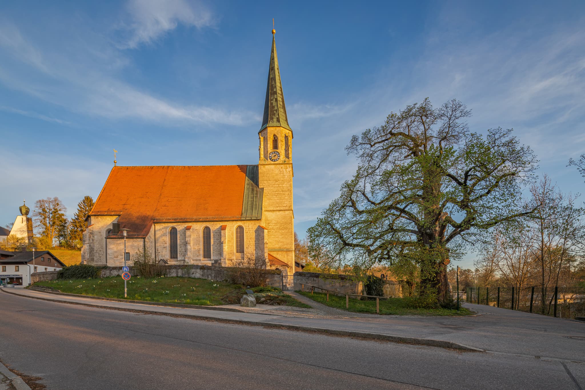 Kirche St. Johann Baptist in Burgkirchen a.d. Alz, Altötting - Die alte Pfarrkirche hl. Johannes der Täufer ist eine römisch-katholische Kirche in der Gemeinde Burgkirchen an der Alz im. Landkreis Altötting, Oberbayern.