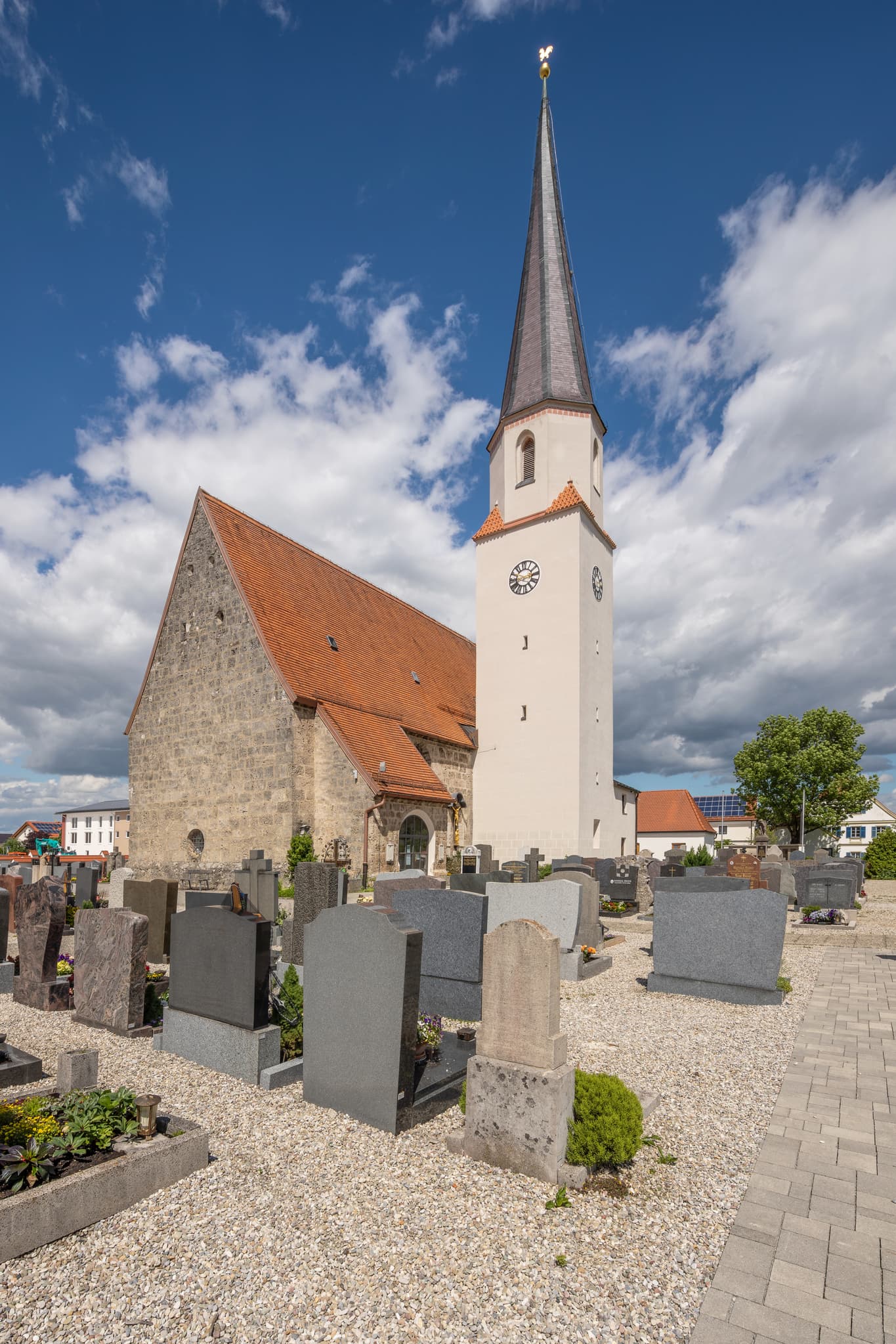 Kirche St. Johannes Evangelist, St. Ägidius, Unterneukirchen - Die Kirche St. Johannes Evangelist und St. Ägidius befindet sich in Unterneukirchen, Altötting, Oberbayern und in der Region Inn-Salzach, Deutschland.