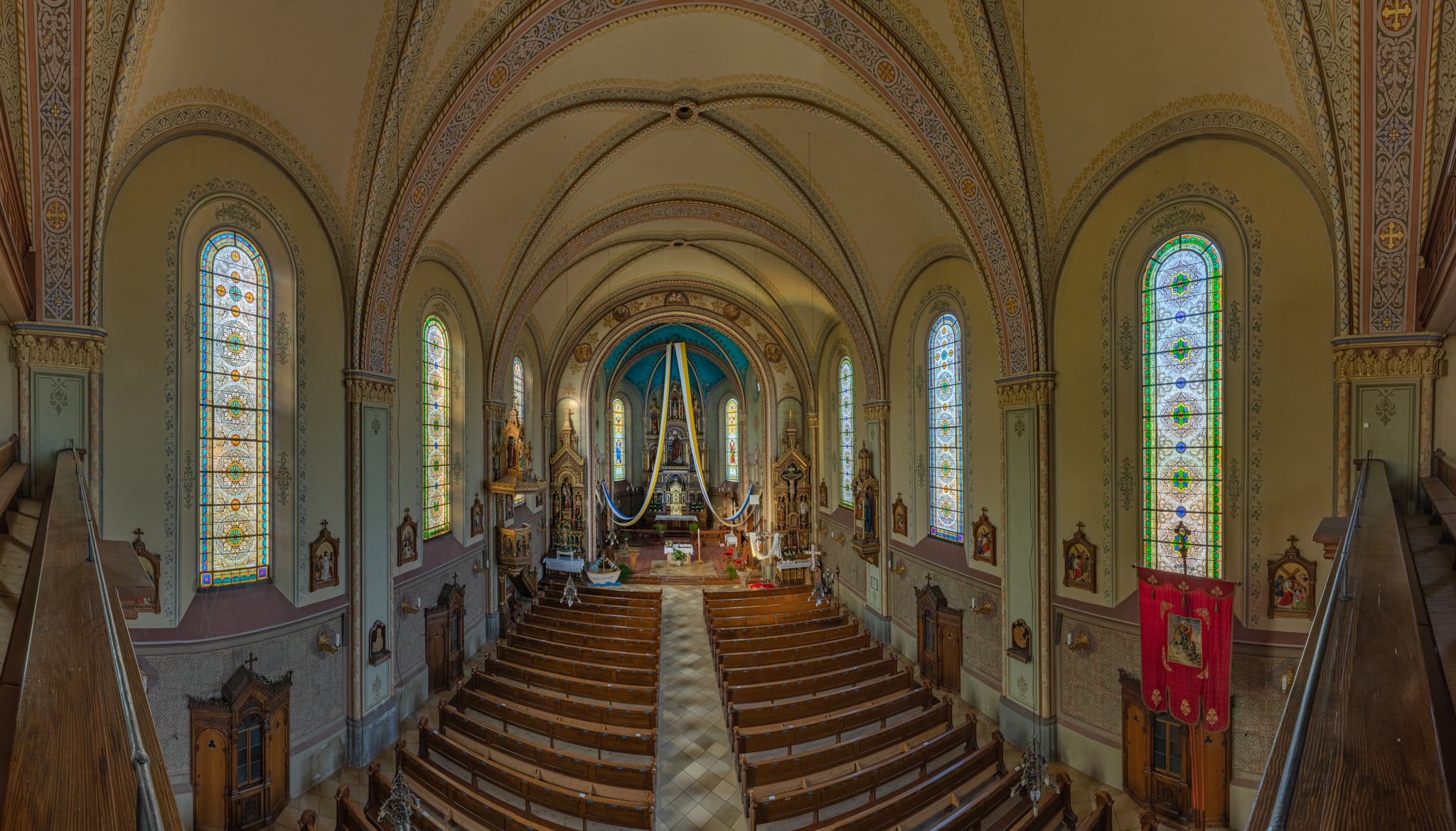 Kirche St. Martin Innen, Halsbach, Altötting, Inn-Salzach - Panorama-Aufnahme der Kirche St. Martin Innen in Halsbach, Landkreis Altötting, Oberbayern, Region Inn-Salzach, Deutschland. Beeindruckende Architektur.