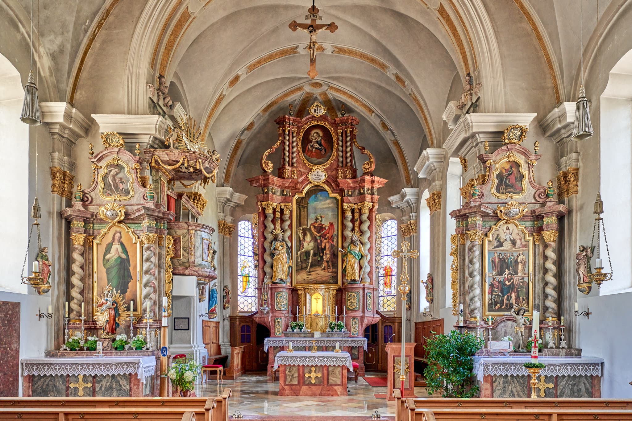 Kirche St. Martin, Niedertaufkirchen, Mühldorf, Oberbayern - Innenansicht der Kirche St. Martin in Niedertaufkirchen, Mühldorf am Inn, Oberbayern. Das Motiv zeigt das reich verzierte Kirchenschiff mit barocken Altären.
