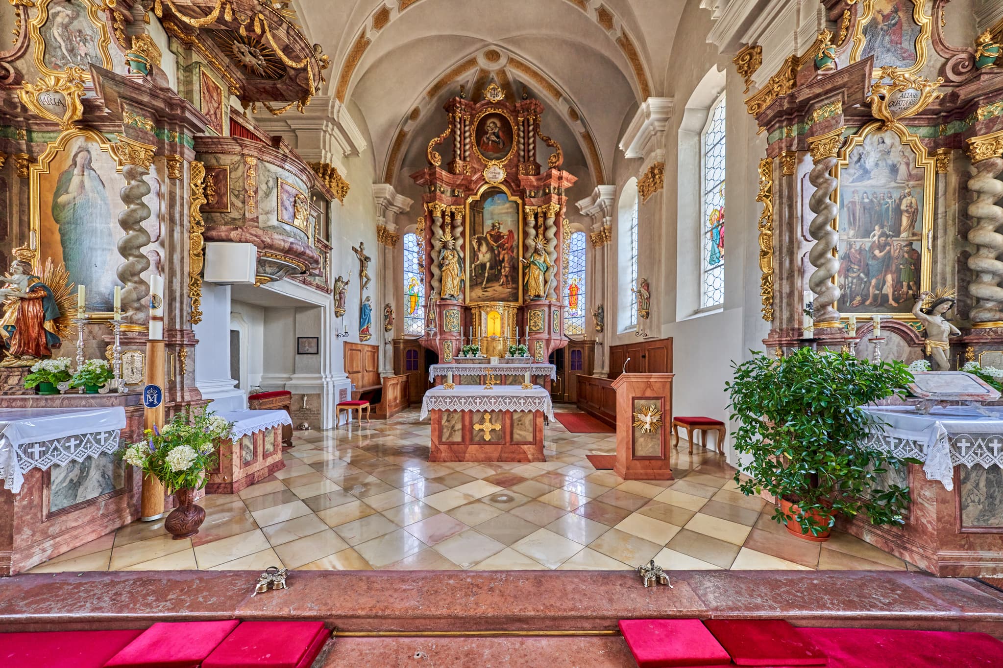 Kirche St. Martin, Niedertaufkirchen, Mühldorf, Oberbayern - Kirche St. Martin in Niedertaufkirchen, Mühldorf am Inn, Oberbayern. Innenansicht zeigt Altäre und reiche Stuckdetails.