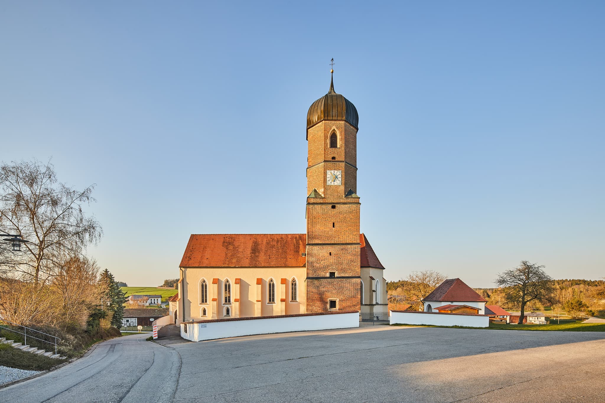 Kirche St. Martinus Martinskirchen, Rottal-Inn, Niederbayern - Kirche in Martinskirchen, Ortsteil Wurmannsquick, Landkreis Rottal-Inn, Niederbayern, Holzland, Deutschland. Die ländliche Umgebung prägt das Bild.