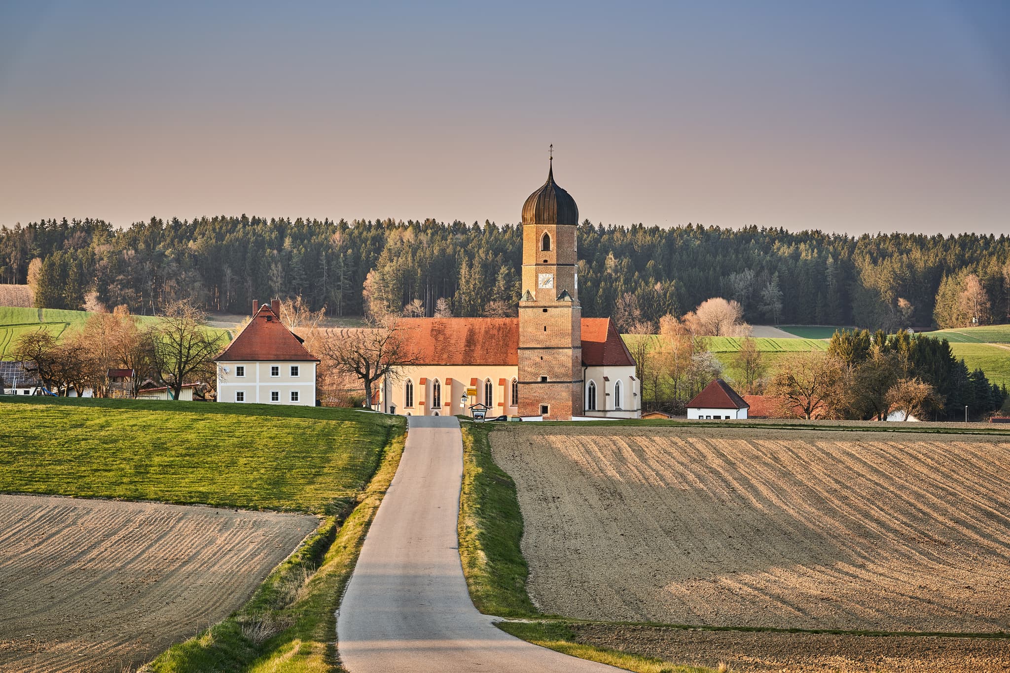 Kirche St. Martinus Martinskirchen, Rottal-Inn, Niederbayern - Kirche in Martinskirchen, Ortsteil Wurmannsquick, Landkreis Rottal-Inn, Niederbayern, Holzland, Deutschland. Die ländliche Umgebung prägt das Bild.
