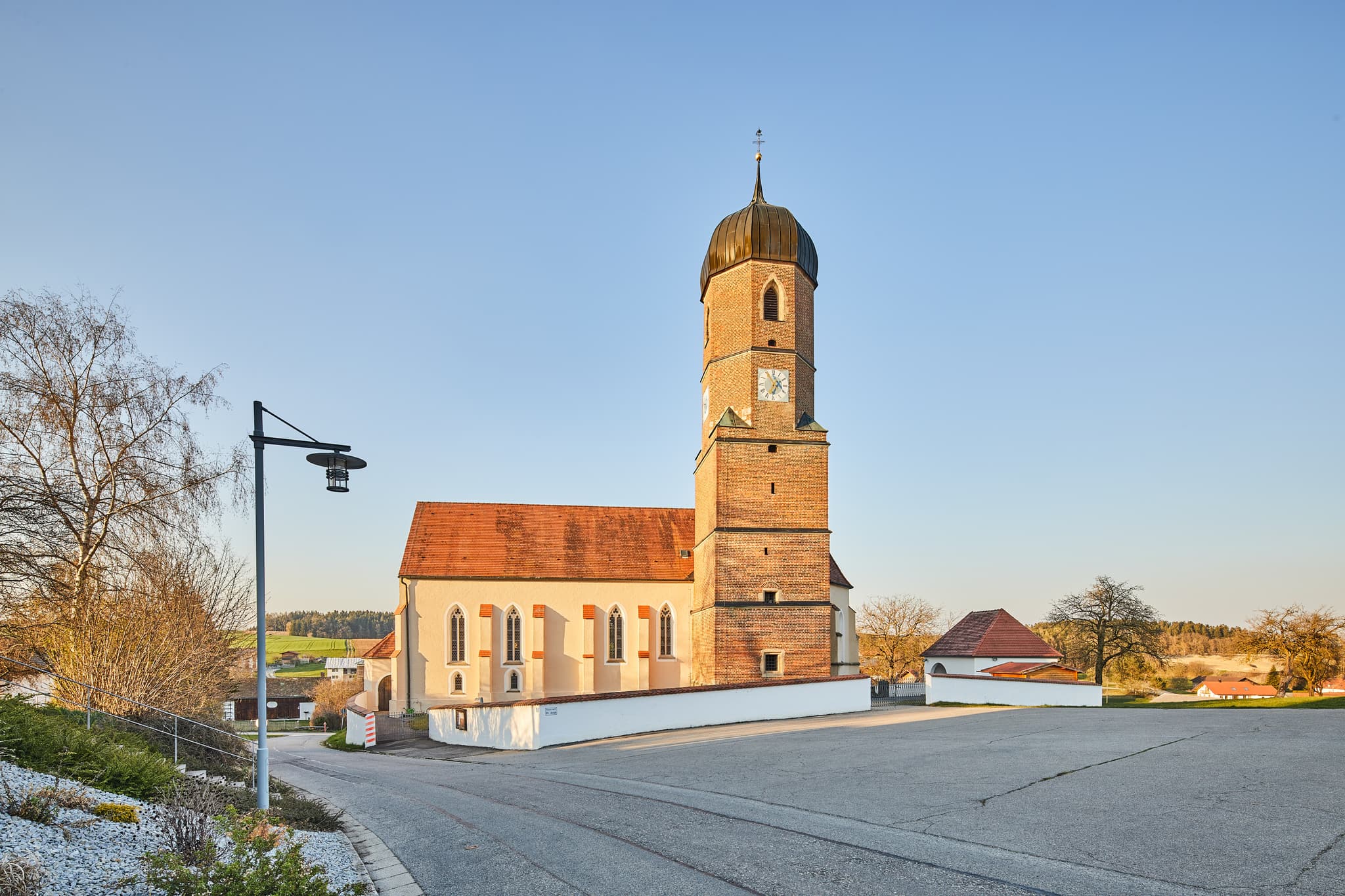 Kirche St. Martinus Martinskirchen, Rottal-Inn, Niederbayern - Kirche in Martinskirchen, Ortsteil Wurmannsquick, Landkreis Rottal-Inn, Niederbayern, Holzland, Deutschland. Die ländliche Umgebung prägt das Bild.