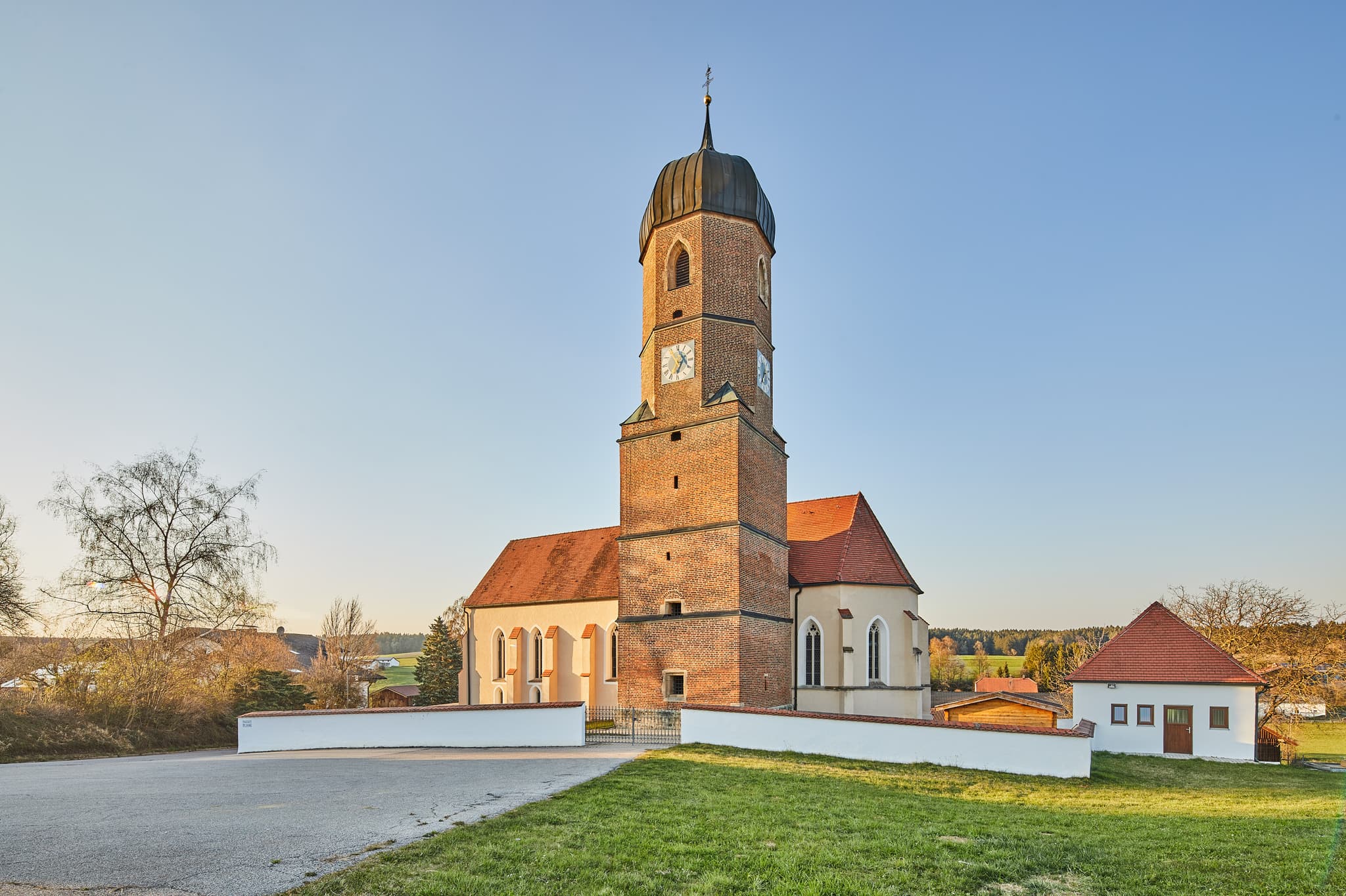 Kirche St. Martinus Martinskirchen, Rottal-Inn, Niederbayern - Kirche in Martinskirchen, Ortsteil Wurmannsquick, Landkreis Rottal-Inn, Niederbayern, Holzland, Deutschland. Die ländliche Umgebung prägt das Bild.
