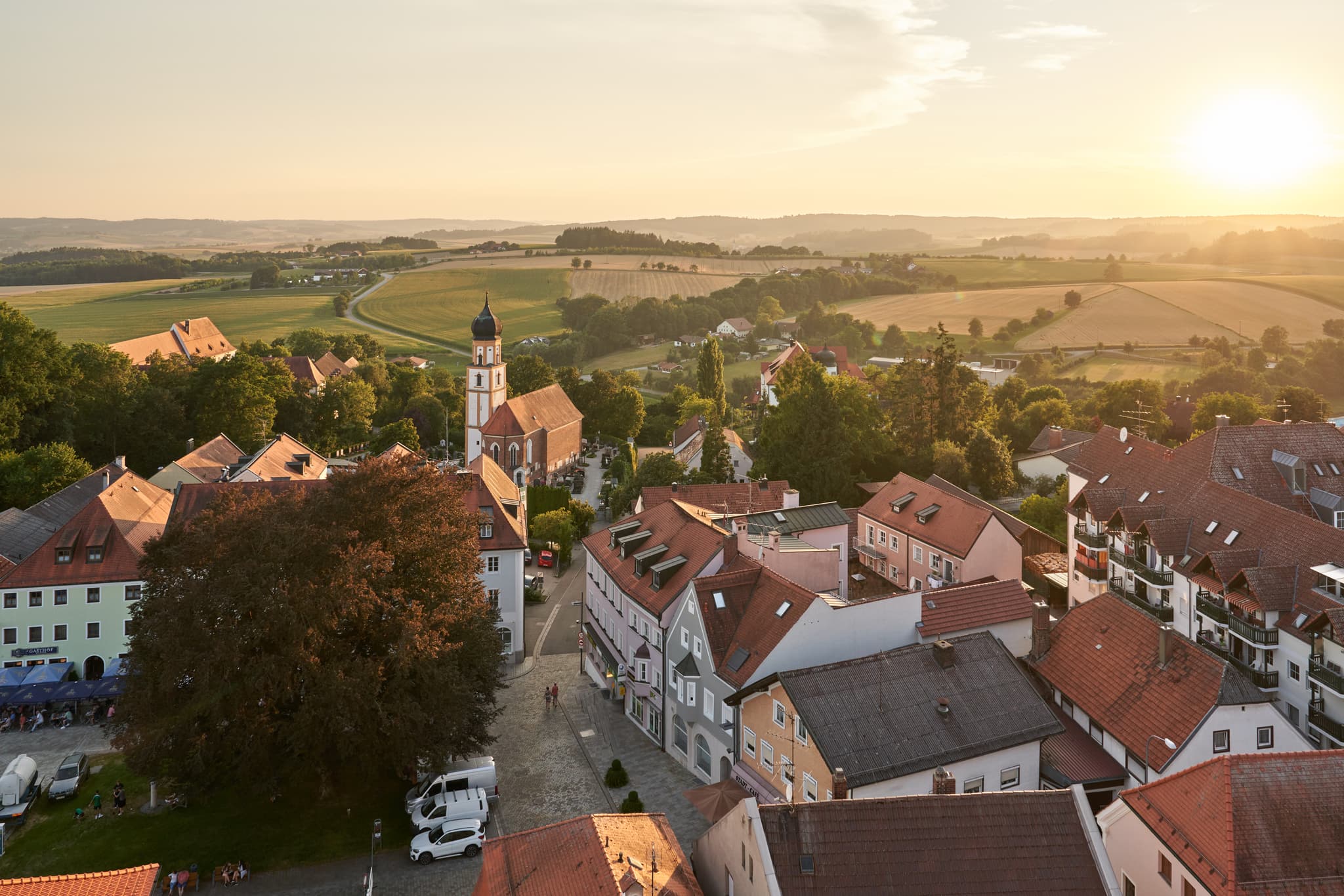 Kirche St. Michael - Stadtparrkirche, Bad Griesbach, Passau - Friedhofskirche St. Michael, Aufgenommen vom Turm der Stadtpfarrkirche, Bad Griesbach, Landkreis Passau, Niederbayern.