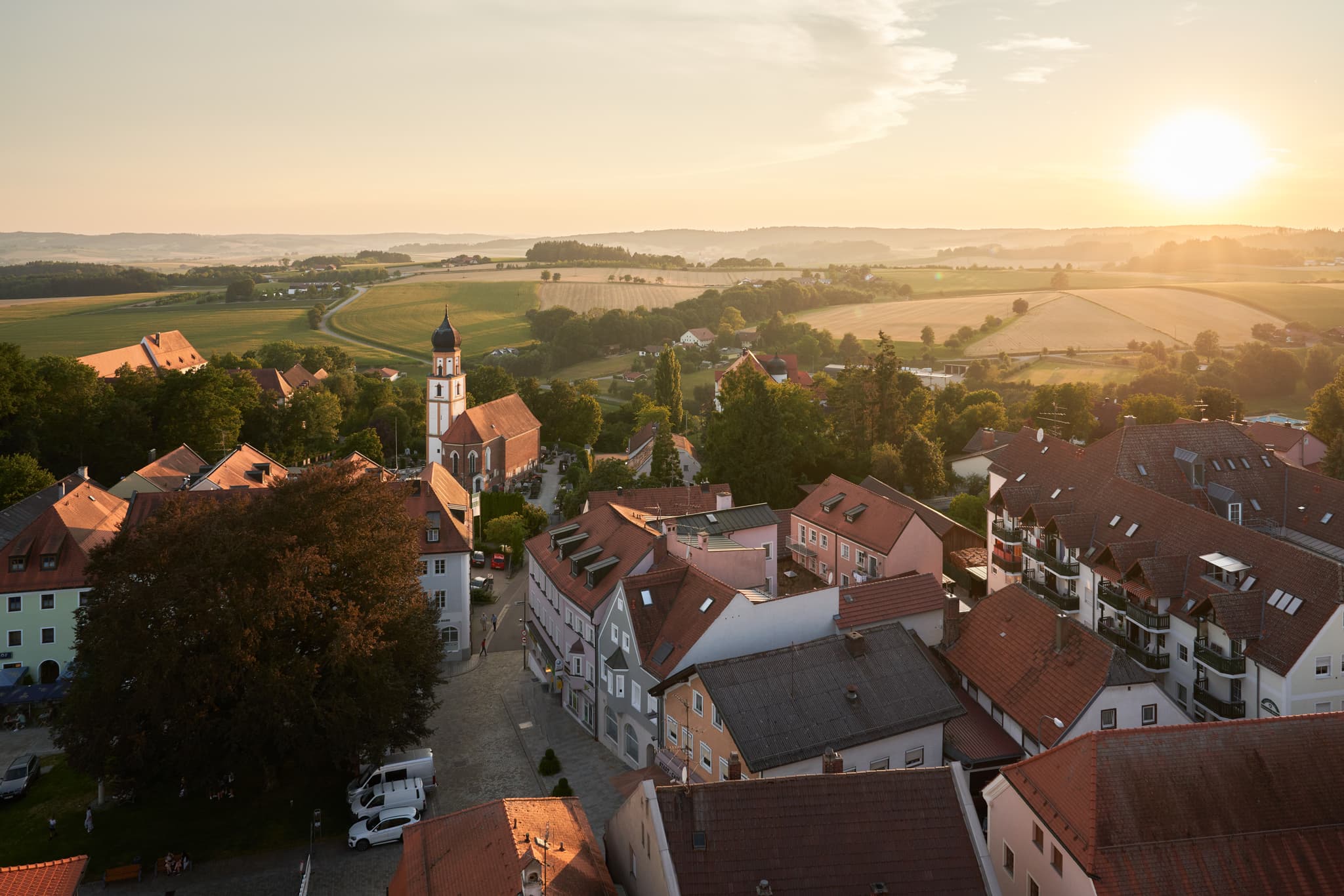 Kirche St. Michael - Stadtparrkirche, Bad Griesbach, Passau - Friedhofskirche St. Michael, Aufgenommen vom Turm der Stadtpfarrkirche, Bad Griesbach, Landkreis Passau, Niederbayern.