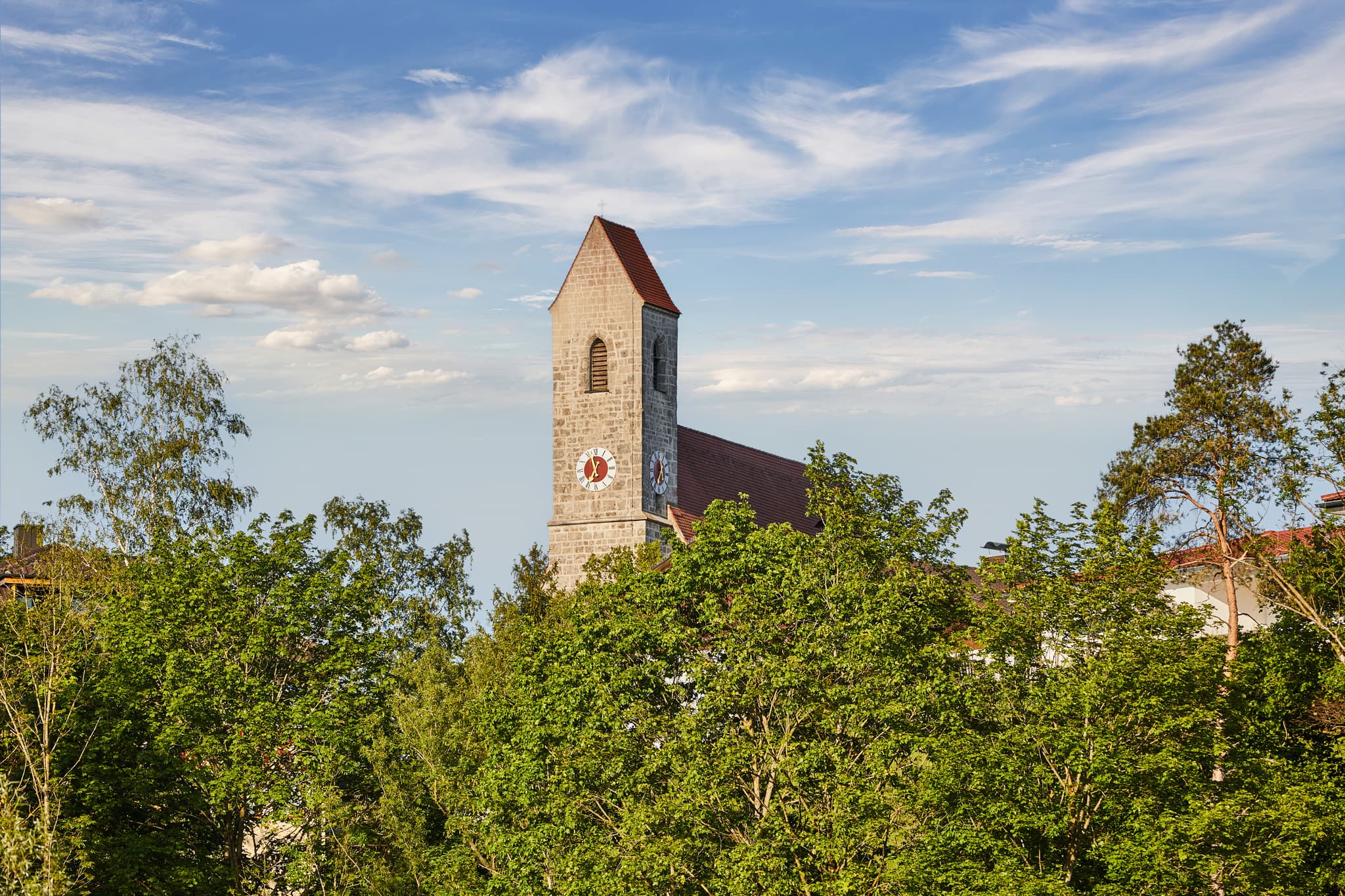 Kirche St. Nikolaus, Hohenwart, Altötting, Oberbayern - Die Kirche St. Nikolaus in Hohenwart, Emmerting, Landkreis Altötting, Oberbayern, Deutschland, umgeben von grünen Bäumen in der Region Inn-Salzach.