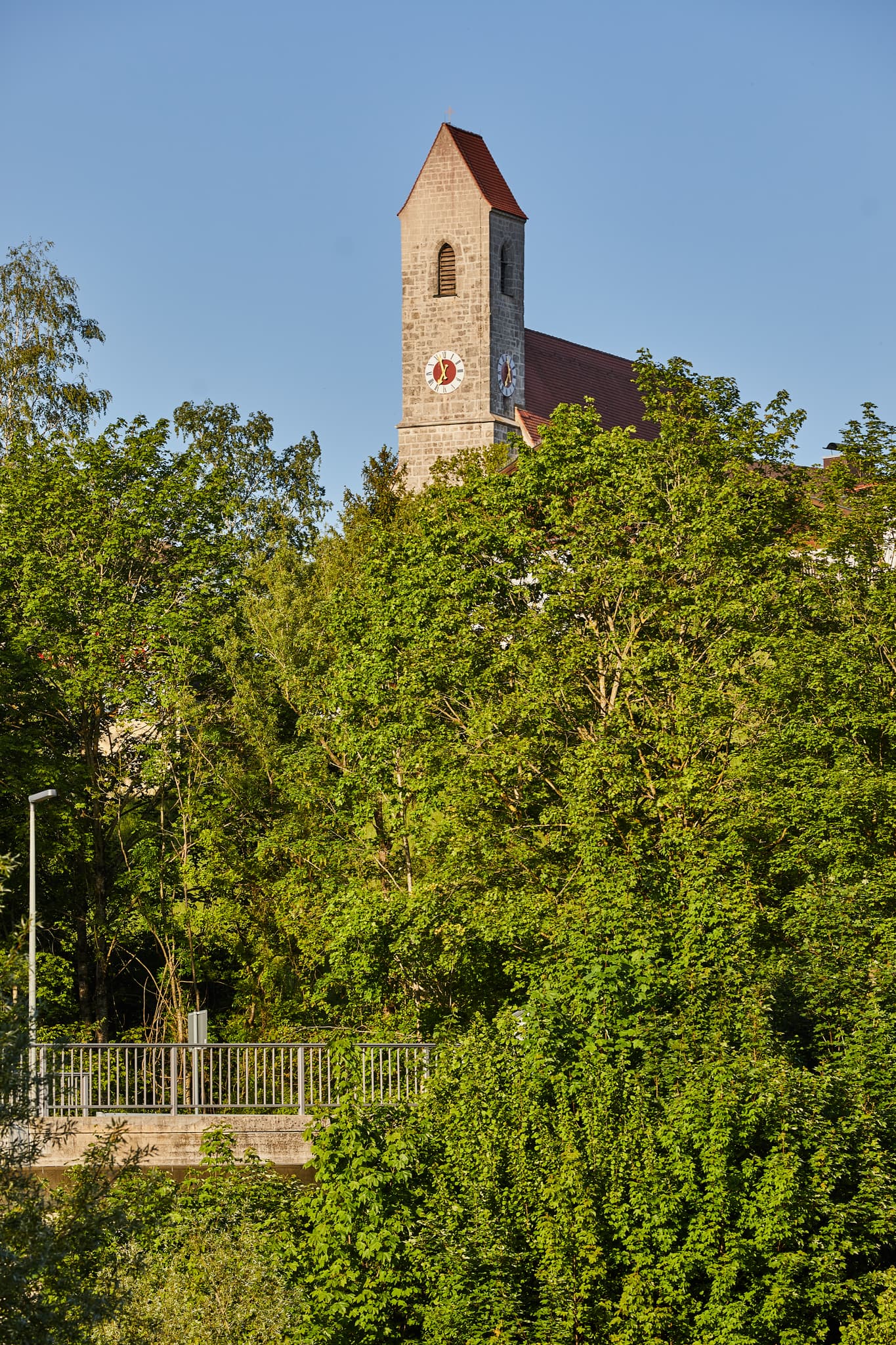 Kirche St. Nikolaus, Hohenwart, Altötting, Oberbayern - Kirche St. Nikolaus in Hohenwart, Ortsteil von Emmerting, Landkreis Altötting, Oberbayern. Kirchturm umgeben von Bäumen, Inn-Salzach, Deutschland.