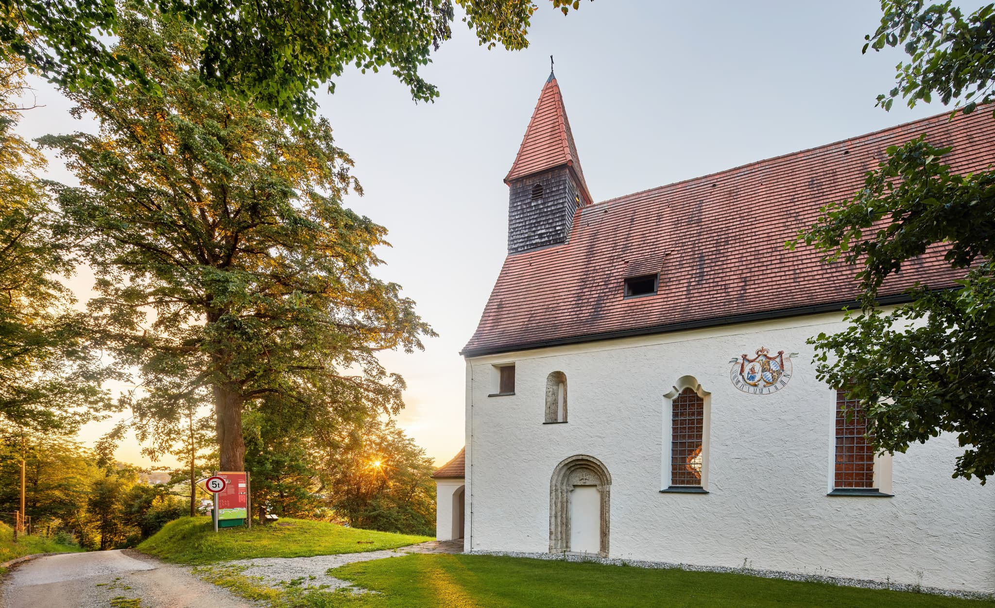 Kirche St. Nikolaus, Mittling, Altötting, Oberbayern - Die St. Nikolaus Kirche in Mittling, Landkreis Altötting, Oberbayern, Region Inn-Salzach, Deutschland, ist auf diesem Foto bei Sonnenuntergang abgebildet.
