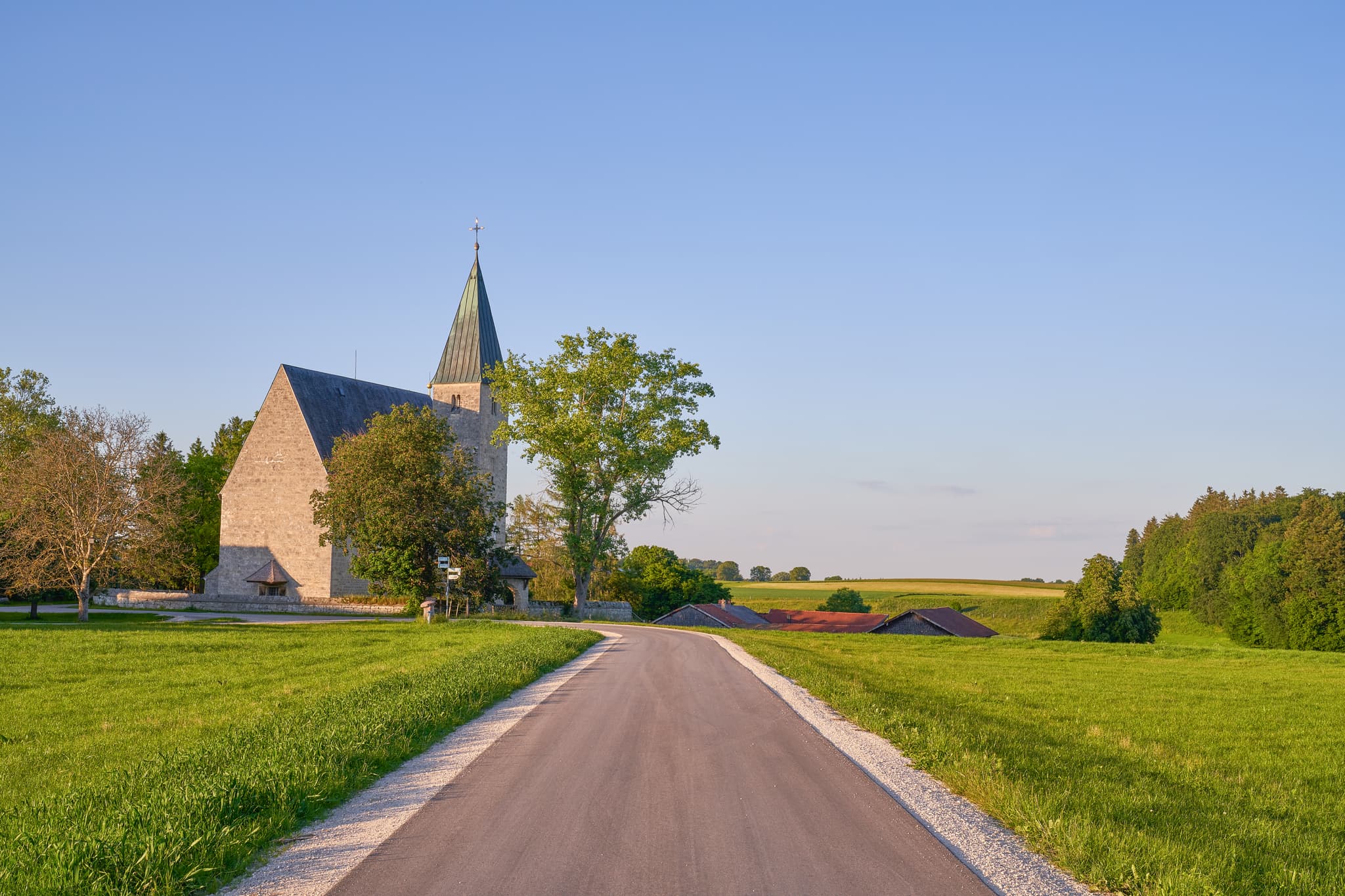 Kirche St. Pankratius Meggenthal, Traunstein, Oberbayern - Die Kirche St. Pankratius in Meggenthal, Tittmoning, Traunstein, Oberbayern, Deutschland, ist von grünen Wiesen und einem Weg umgeben. Sie steht im Chiemgau.
