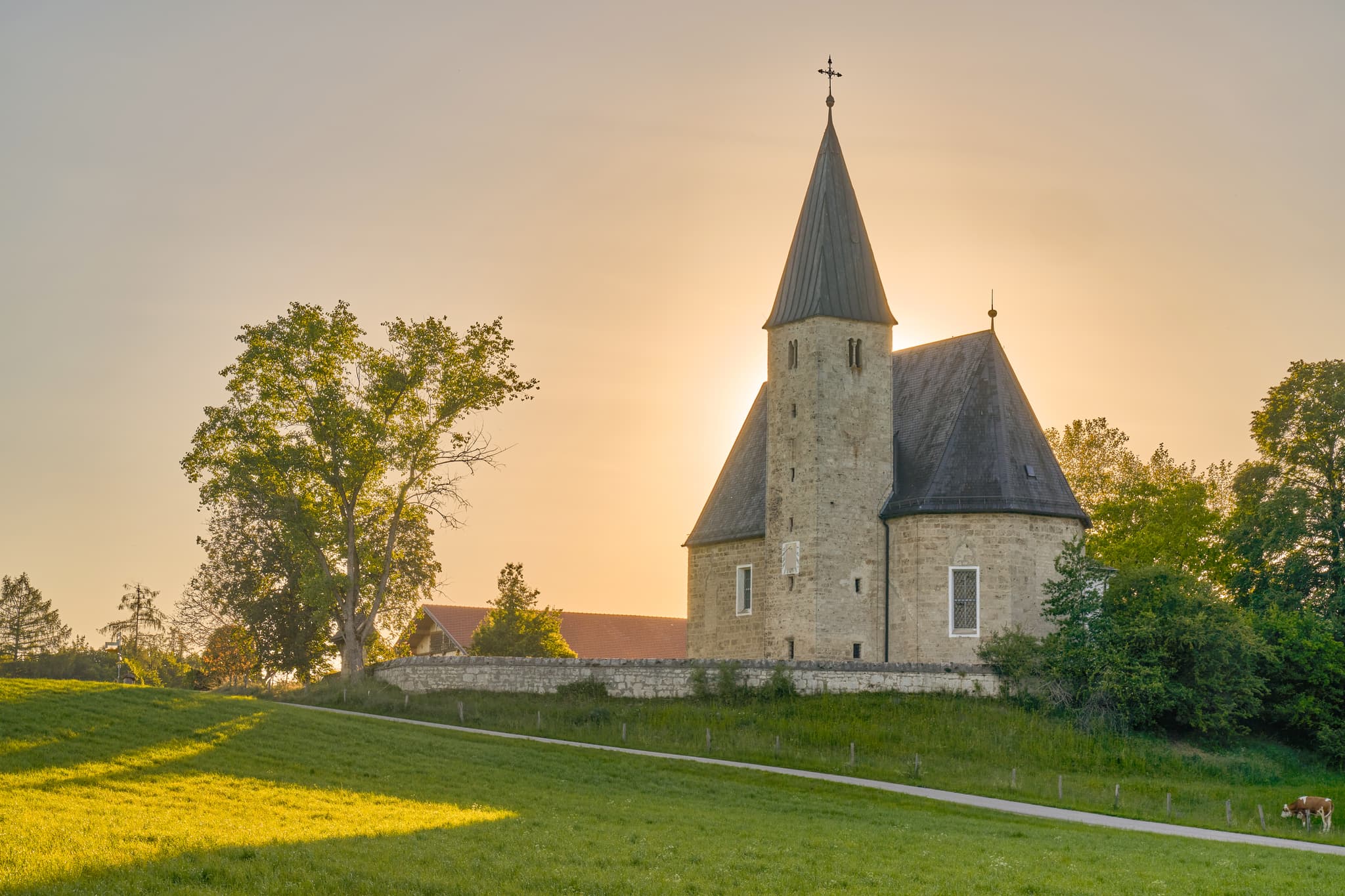 Kirche St. Pankratius, Meggenthal, Traunstein, Oberbayern - Kirche St. Pankratius in Meggenthal, Tittmoning, Landkreis Traunstein, Oberbayern, Chiemgau, Deutschland. Historisches Bauwerk in idyllischer Landschaft.