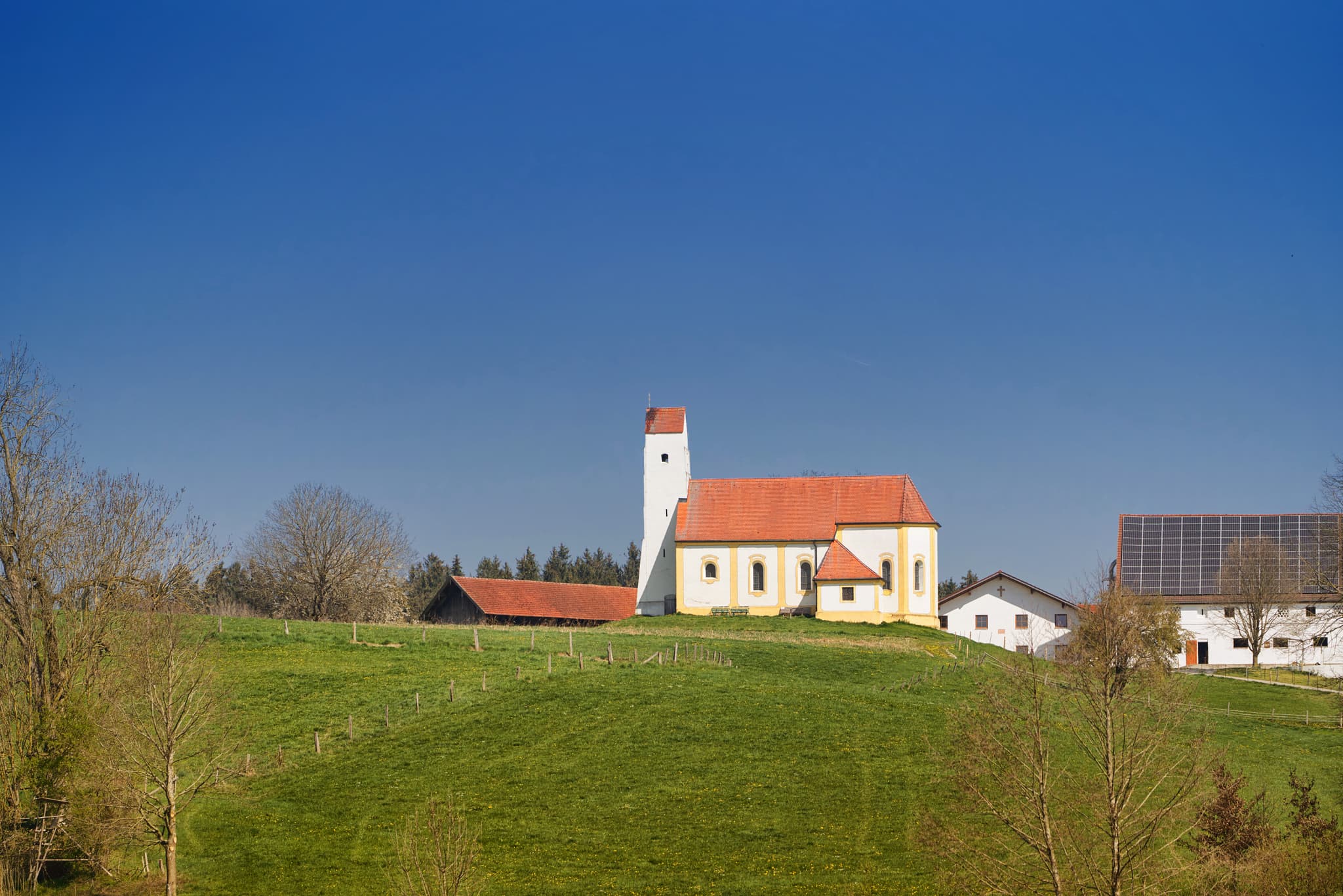 Kirche St. Pankratius, Mettenheim, Mühldorf a. Inn - Malerische Kirche Sankt Pankratius in Mettenheim, Landkreis Mühldorf am Inn, Oberbayern, Deutschland. Ein idyllisches Gotteshaus in der Region Inn-Salzach.