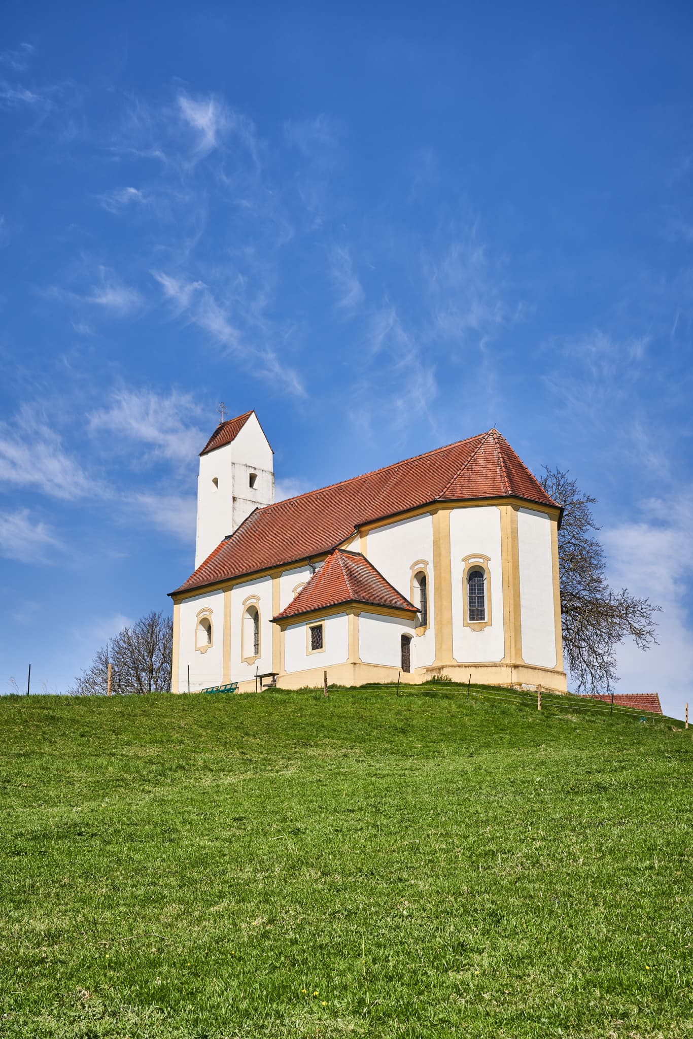 Kirche St. Pankratius, Mettenheim, Mühldorf a. Inn - Malerische Kirche Sankt Pankratius in Mettenheim, Landkreis Mühldorf am Inn, Oberbayern, Deutschland. Ein idyllisches Gotteshaus in der Region Inn-Salzach.