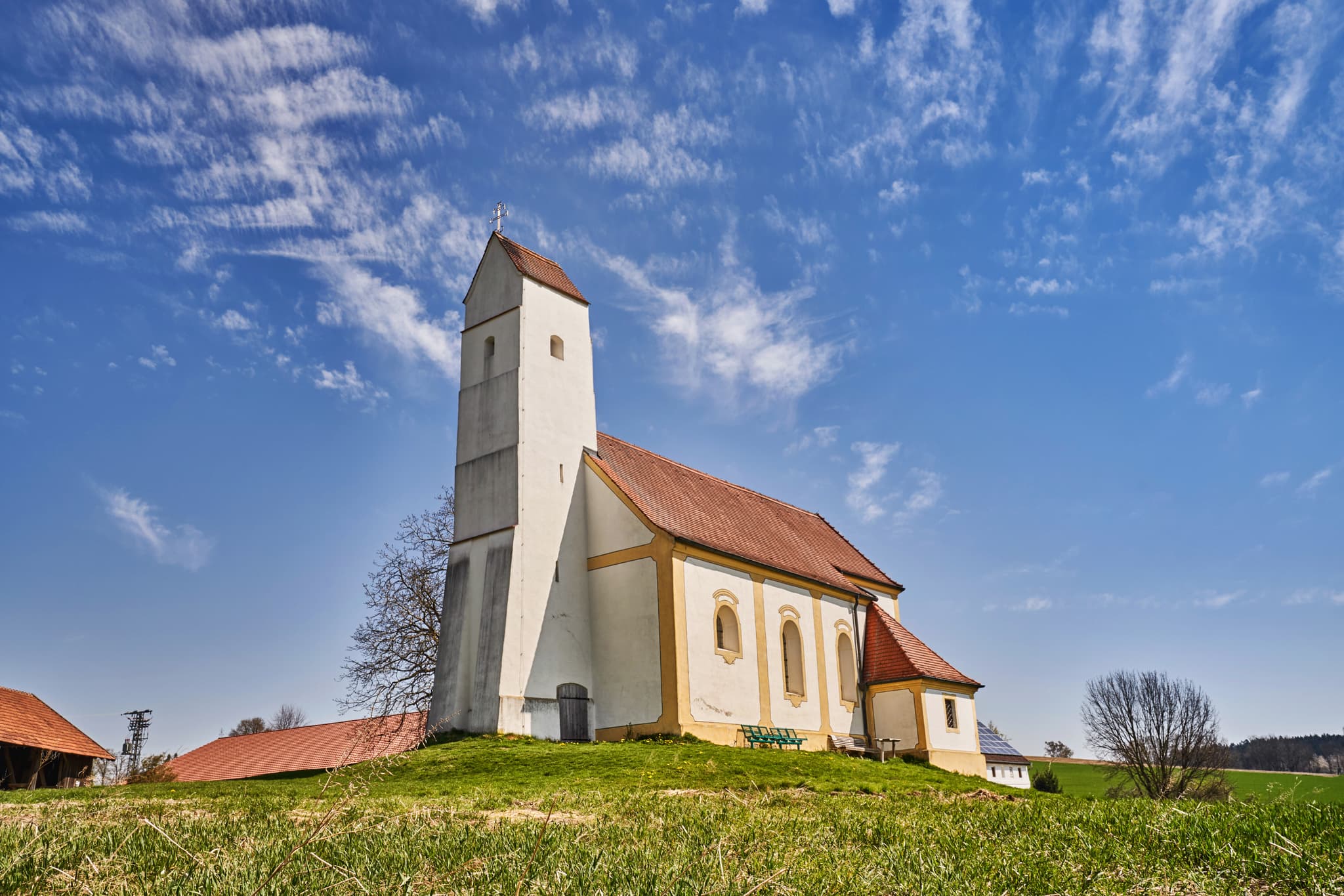 Kirche St. Pankratius, Mettenheim, Mühldorf a.Inn - Malerische Kirche Sankt Pankratius in Mettenheim, Landkreis Mühldorf am Inn, Oberbayern, Deutschland. Ein idyllisches Fotomotiv der Region Inn-Salzach.