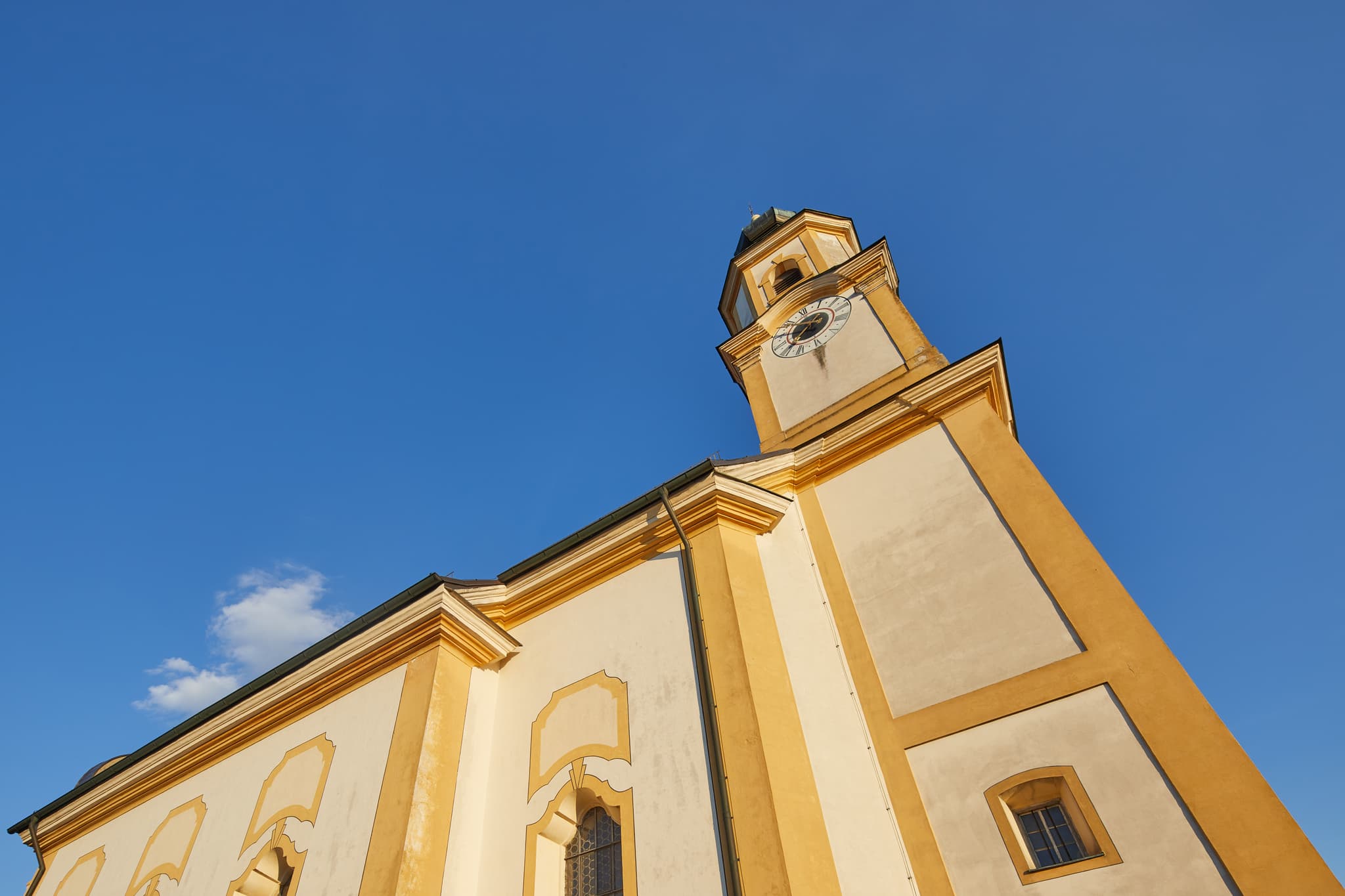 Kirche St. Peter und Paul, Erharting, Mühldorf am Inn - Die Pfarrkirche St. Peter und Paul in Erharting im Landkreis Mühldorf am Inn, Oberbayern, Region Inn-Salzach, Deutschland.