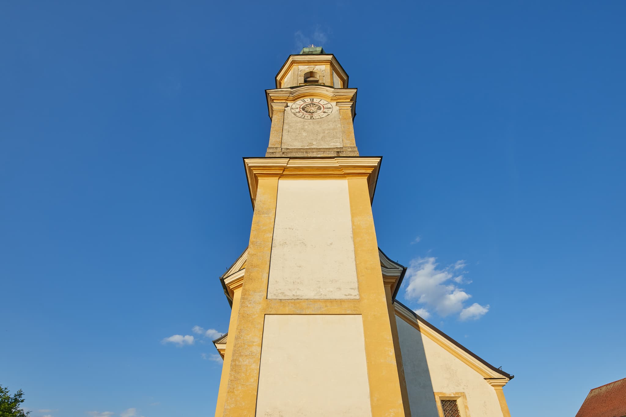 Kirche St. Peter und Paul, Erharting, Mühldorf am Inn - Die Kirche St. Peter und Paul in Erharting, Landkreis Mühldorf am Inn, Oberbayern. Ein beeindruckendes Bauwerk in der Region Inn-Salzach, Deutschland.