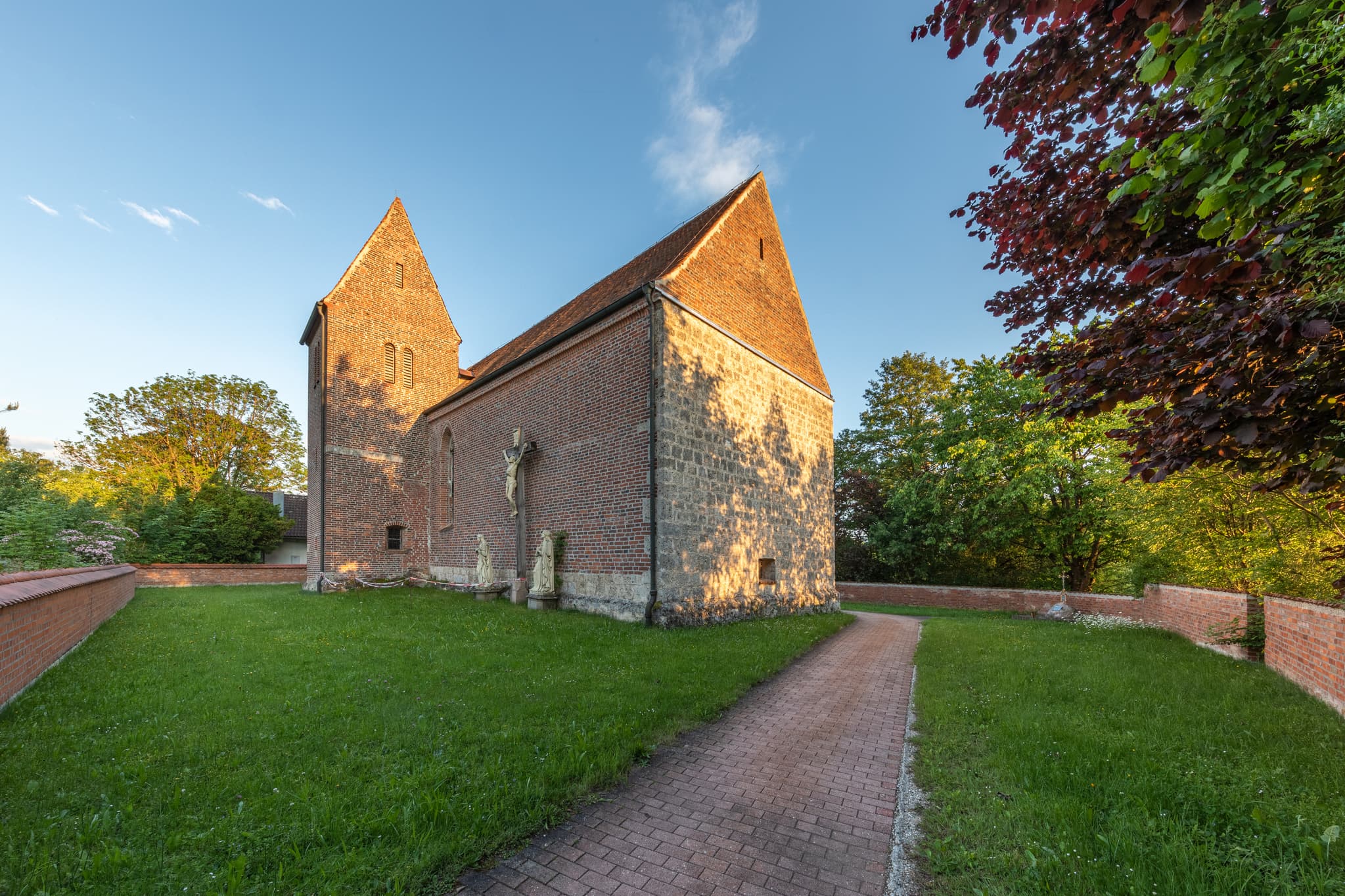 Kirche St. Rupert Gumpersdorf, Rottal-Inn, Niederbayern - Historische Filialkirche St. Rupert in Gumpersdorf (Zeilarn), Landkreis Rottal-Inn, Niederbayern. Das Bauwerk im Holzland erstrahlt im sanften Licht.