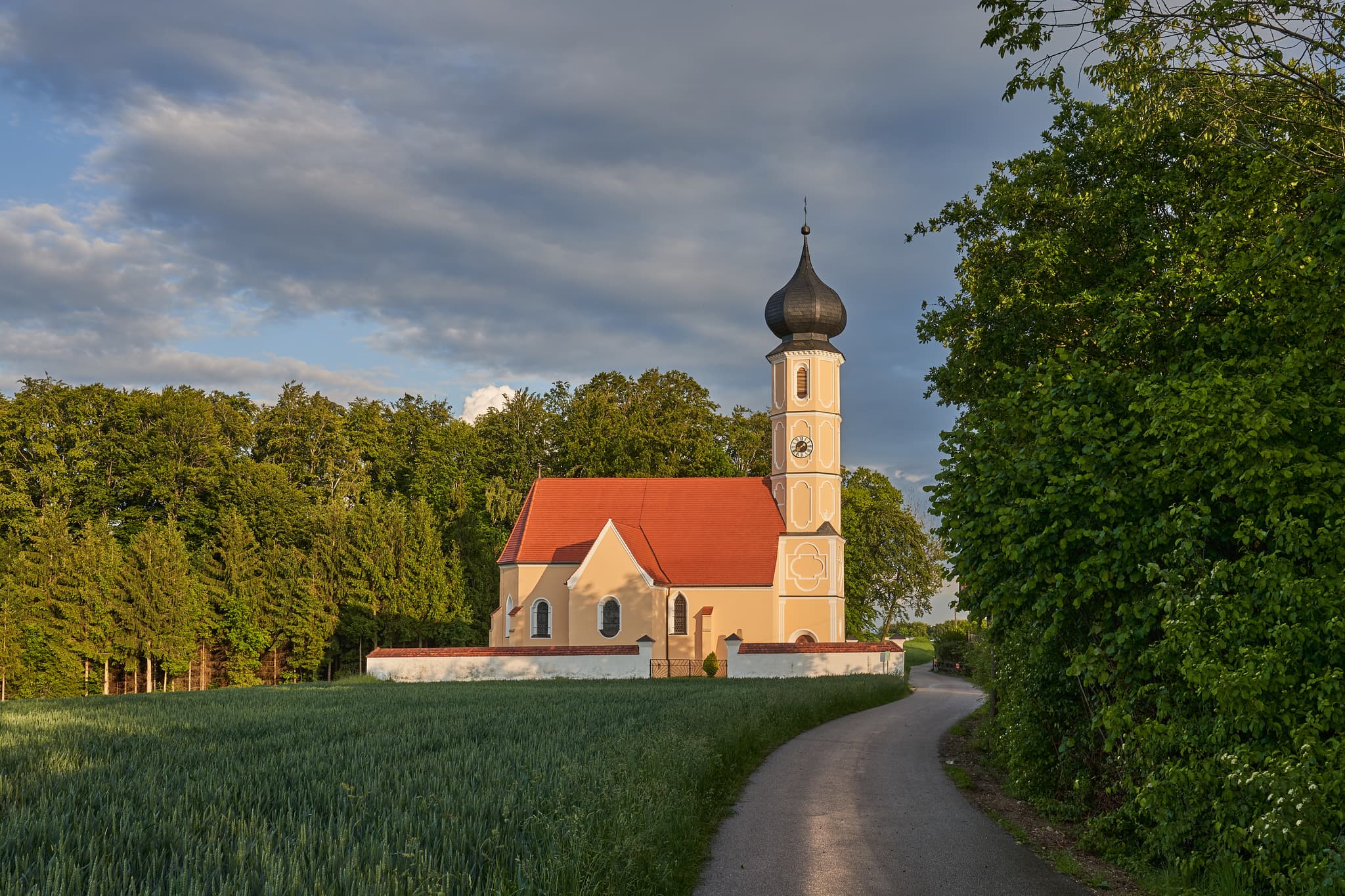 Kirche St. Sebastian, Leonberg, Oberbayern, Inn-Salzach - Foto der St. Sebastian Kirche in Leonberg, Oberbayern, Region Inn-Salzach, Idyllische Landschaft mit Feldern und Wald. Eingebettet in die Region Inn-Salzach.