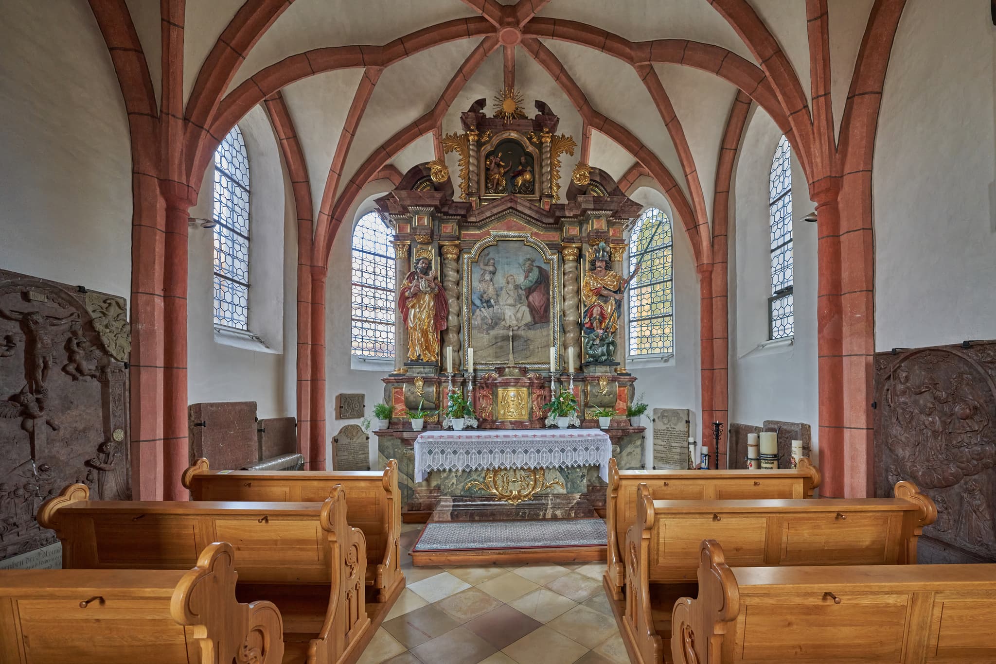Kirche St. Stephanus Hörniweg, Schönau, Rottal-Inn - Innenansicht der Kirche St. Stephanus in Schönau, einer Pfarrei im Rottal-Inn Landkreis in Niederbayern, Deutschland. Nebenaltar und historische Kirchenbänke.